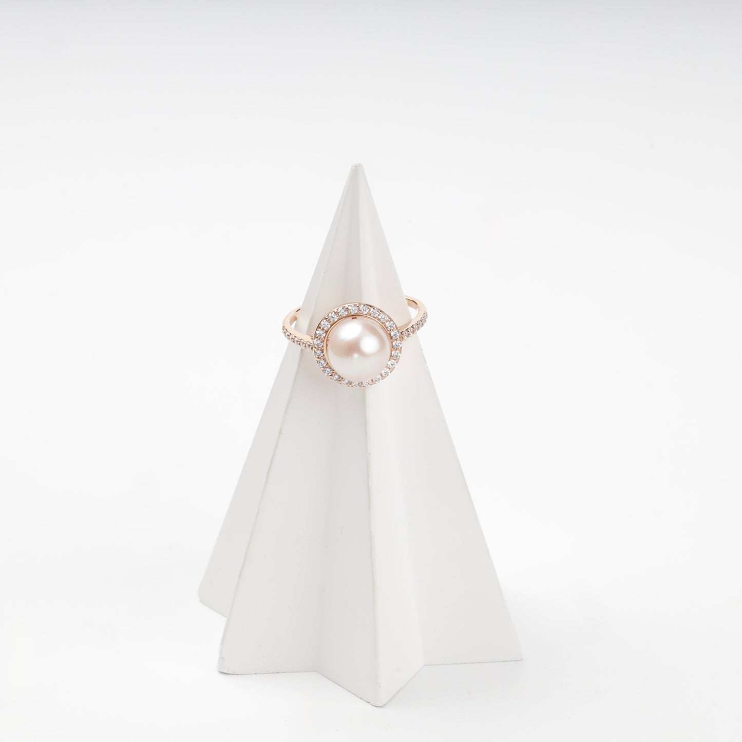 Pearl halo ring with stone-set shoulders, angled view — Kabluchka