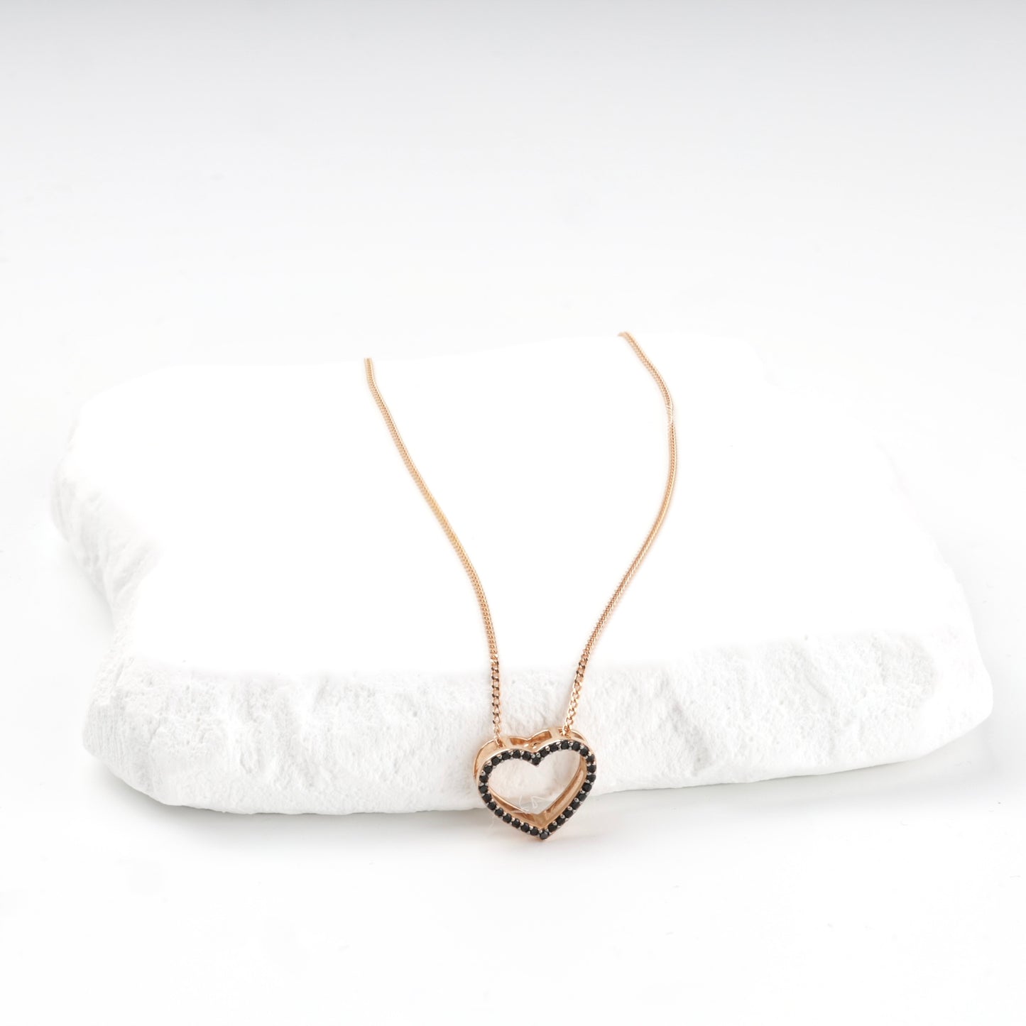 Gold 585 Open Heart Pendant close-up — Kabluchka