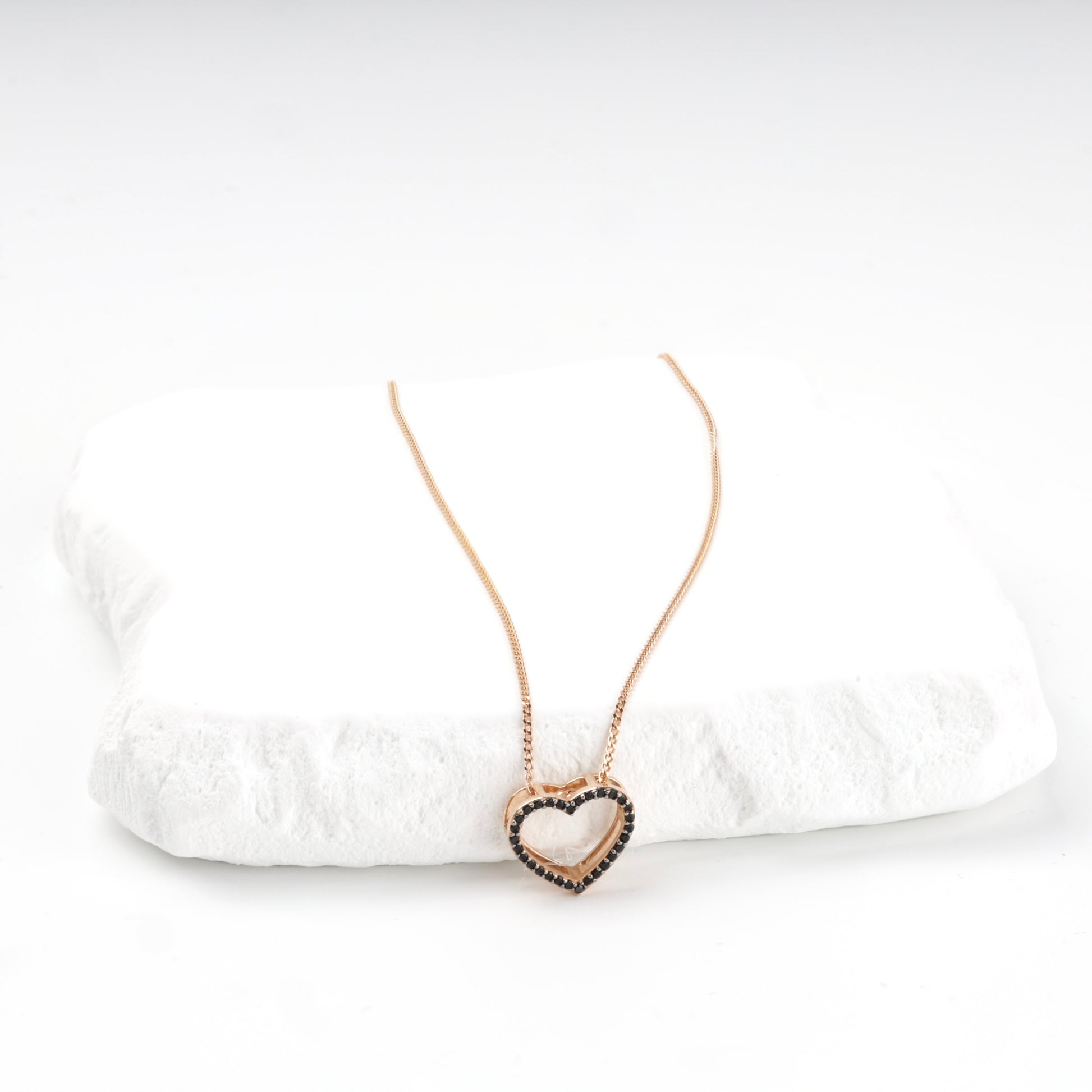 Gold 585 Open Heart Pendant close-up — Kabluchka