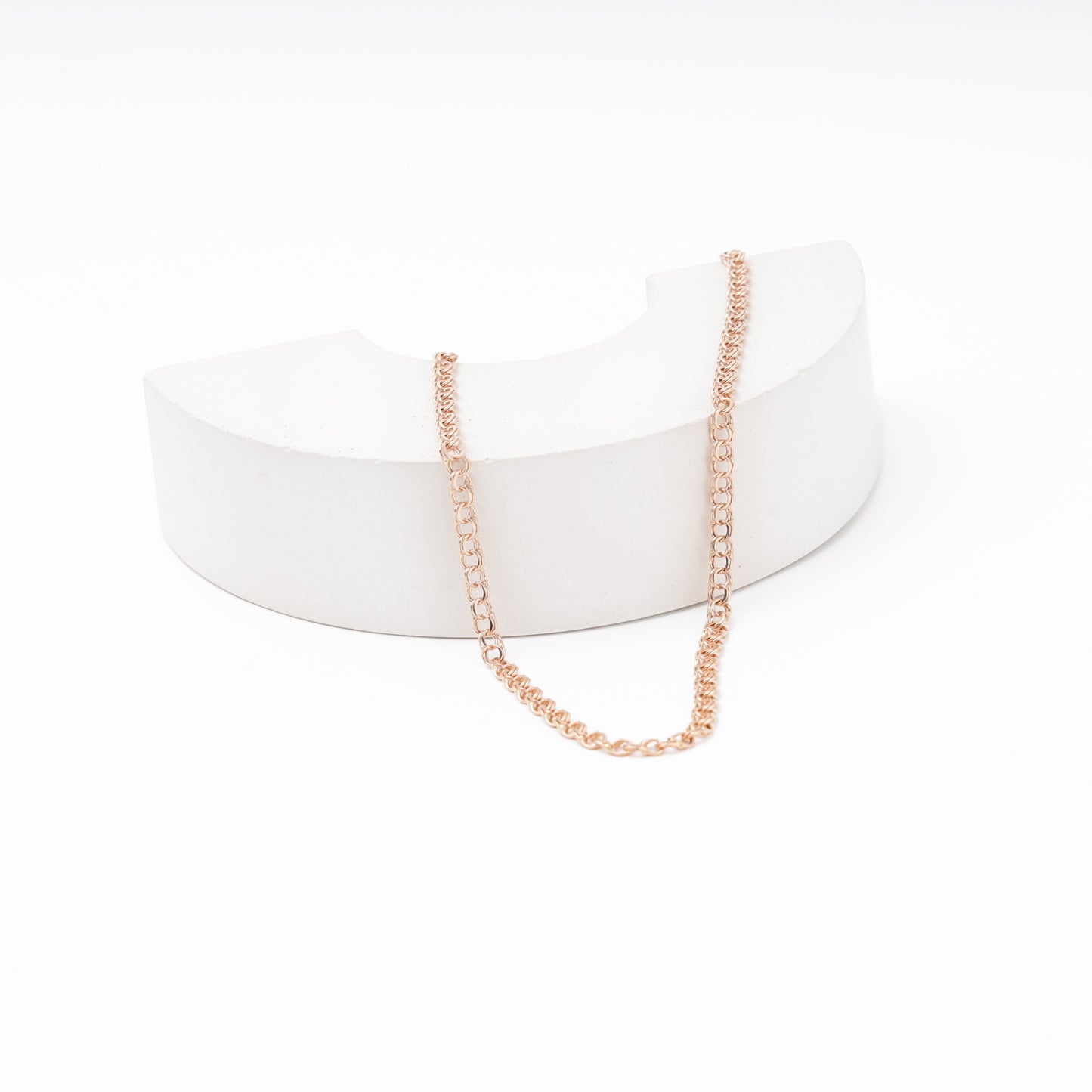 Rose gold bismarck weave chain close-up — Kabluchka