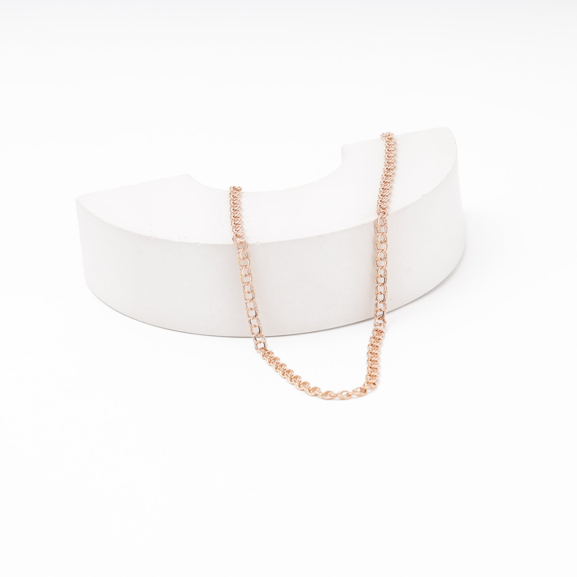 Rose gold bismarck weave chain close-up — Kabluchka