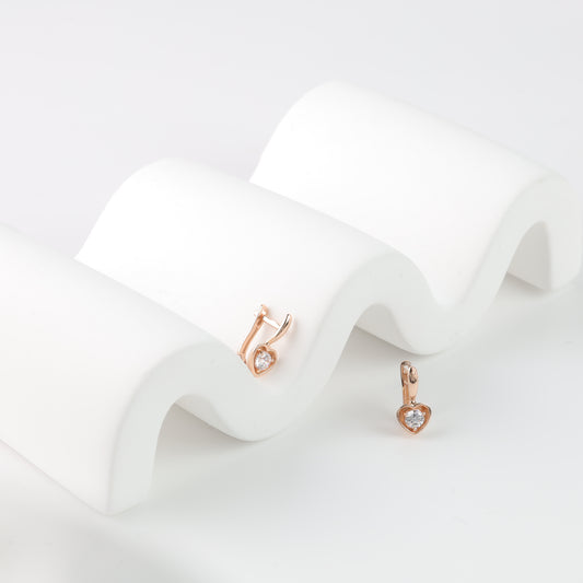 Rose gold 585 heart earrings detail view - Kabluchka