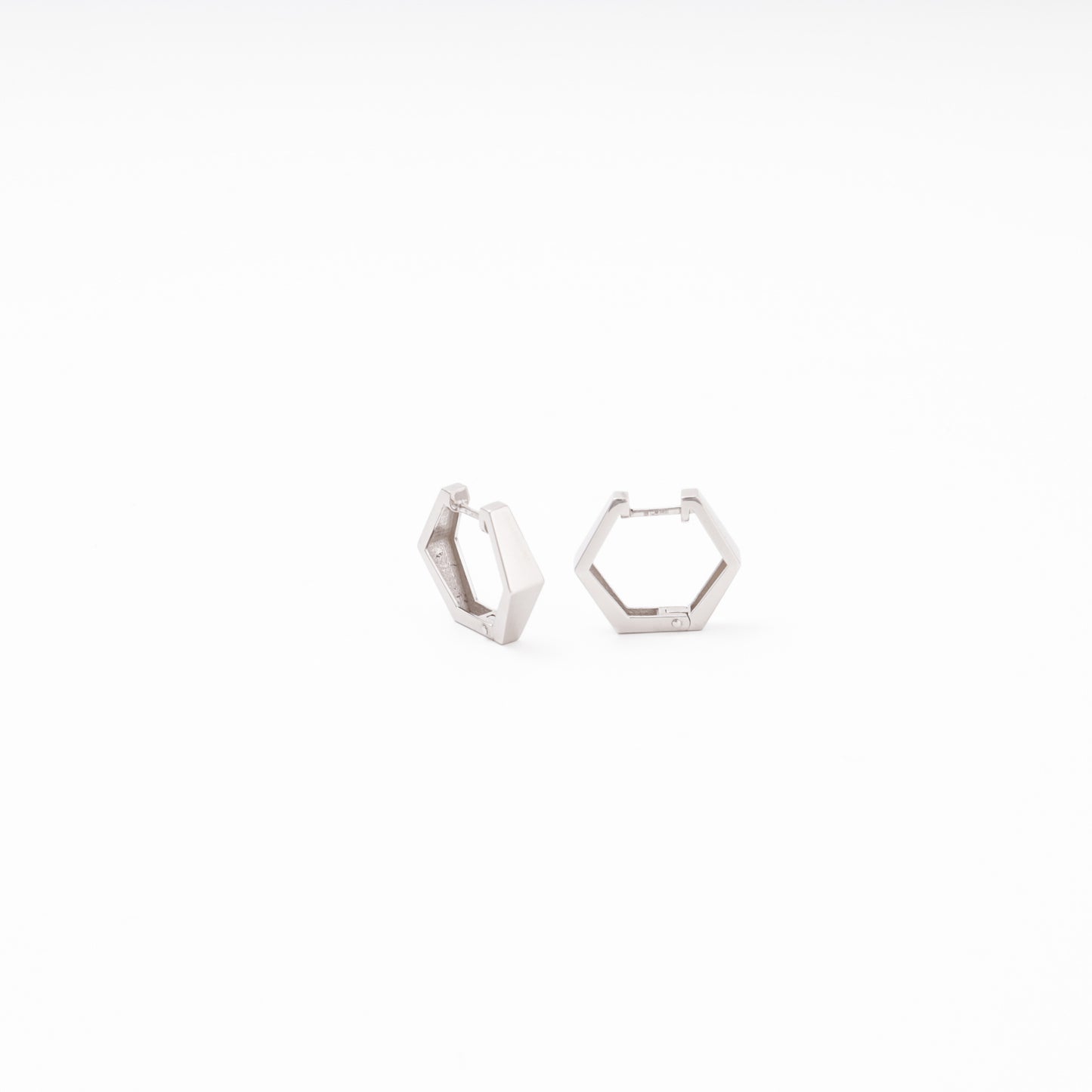 Gold geometric huggies white gold no stones — Kabluchka