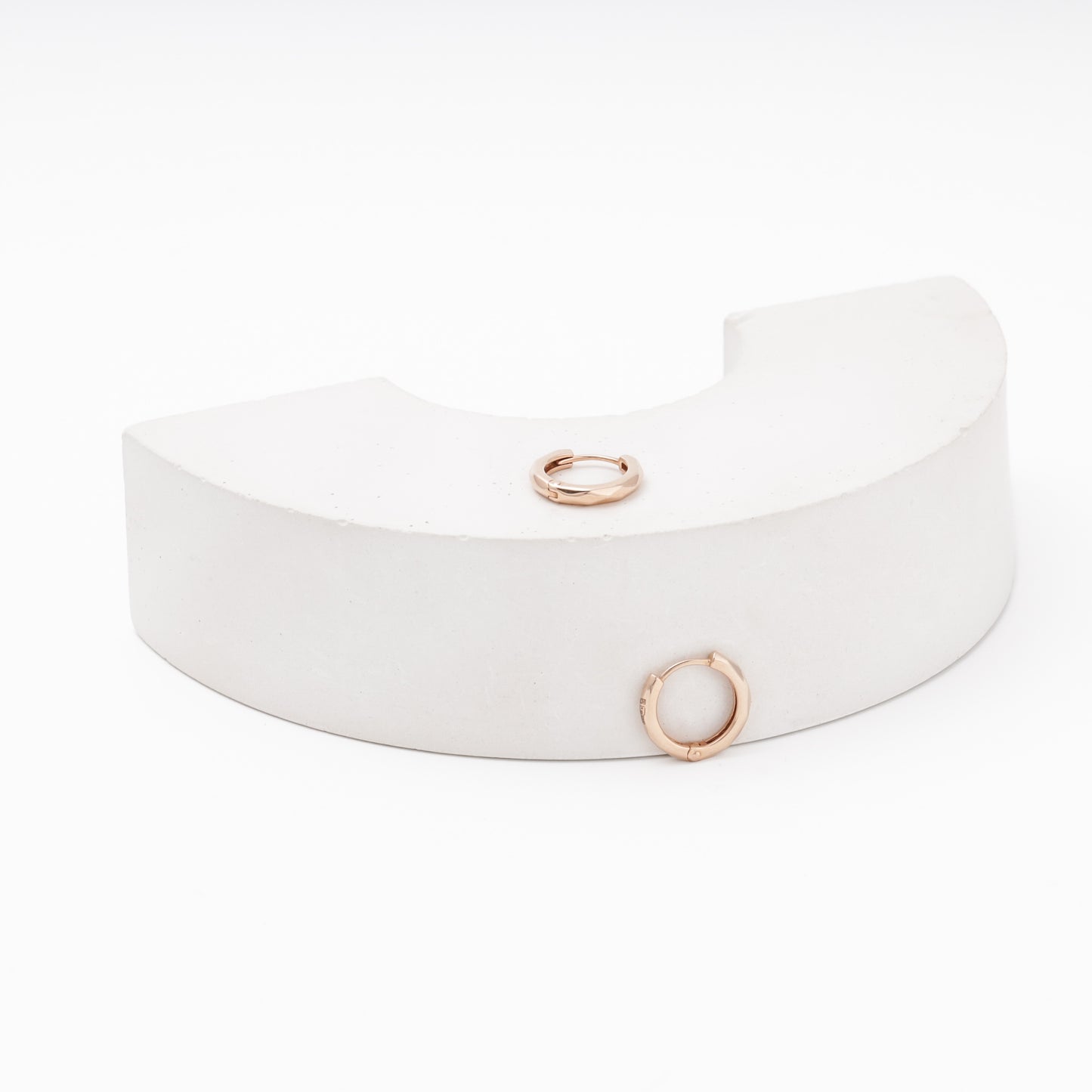 Rose gold round huggie top view — Kabluchka