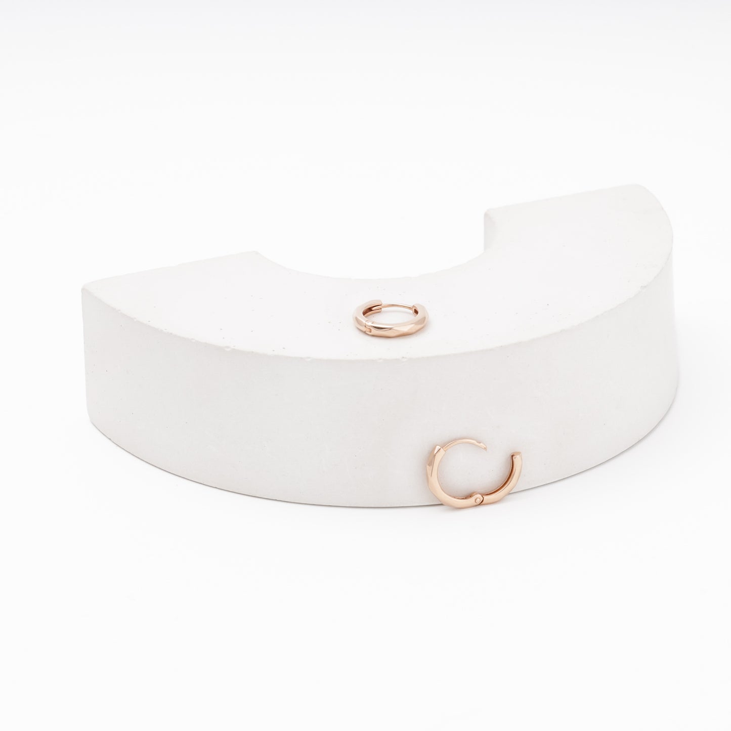 Rose gold huggies side view 585 — Kabluchka