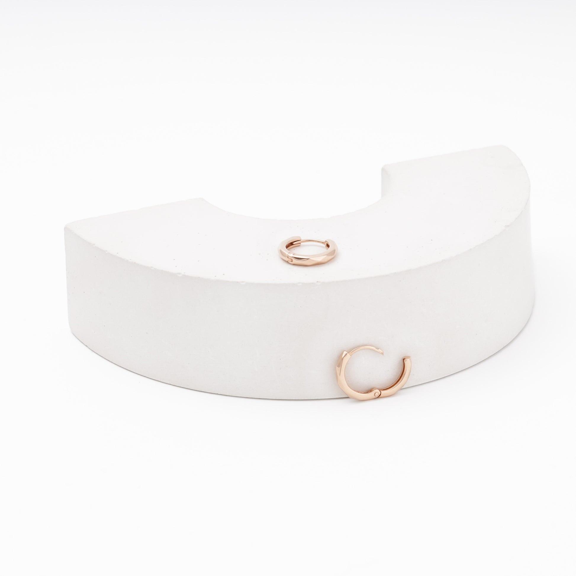 Rose gold huggies side view 585 — Kabluchka