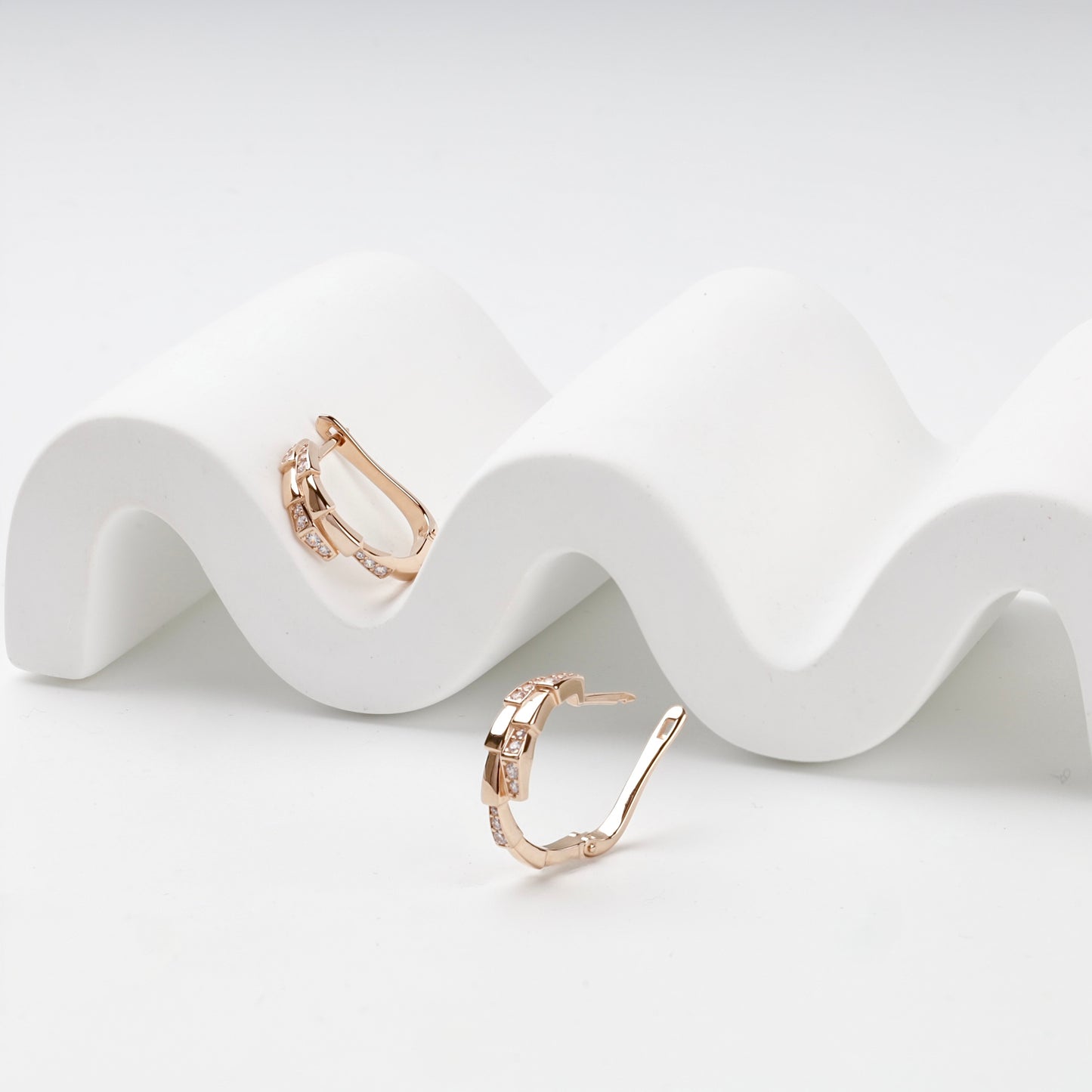 Rose gold geometric hoop earrings with English locks — Kabluchka