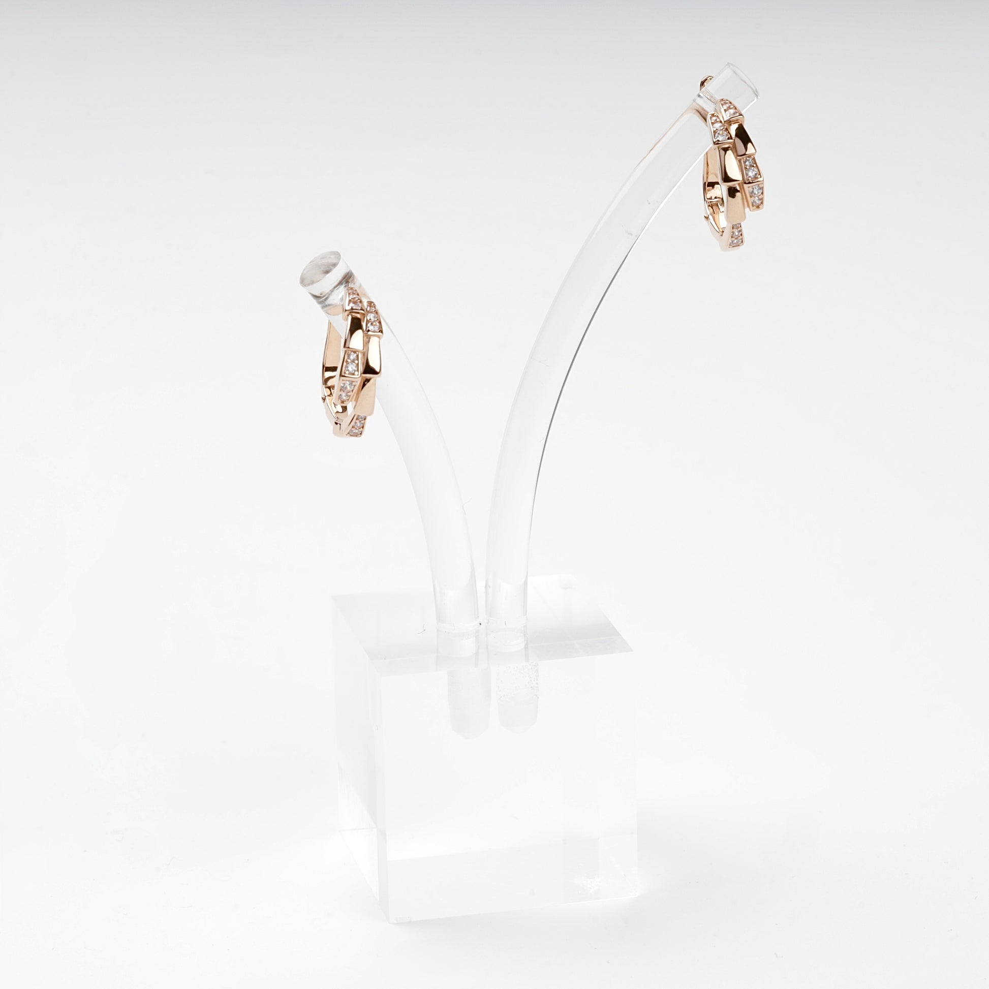 Rose gold interlaced hoop earrings on display — Kabluchka
