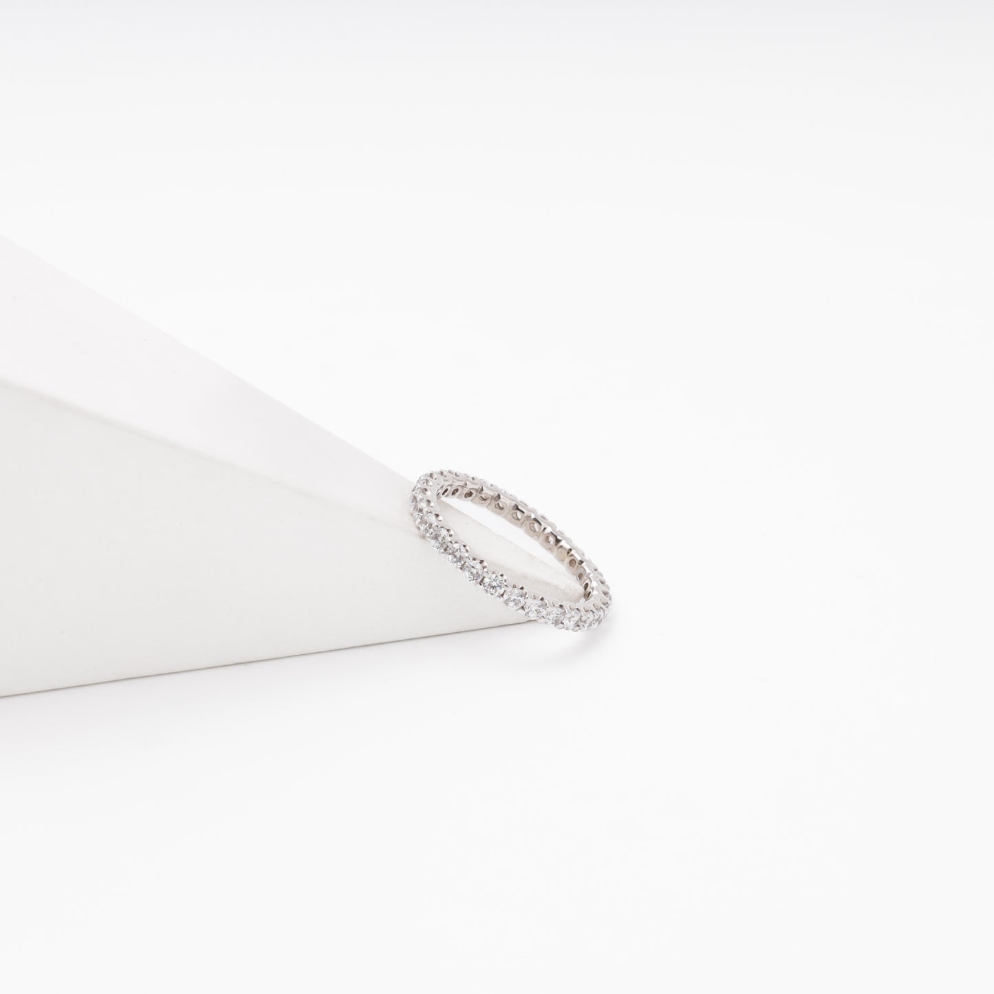 Eternity band White Gold 585 with CZ — close-up sparkle — Kabluchka