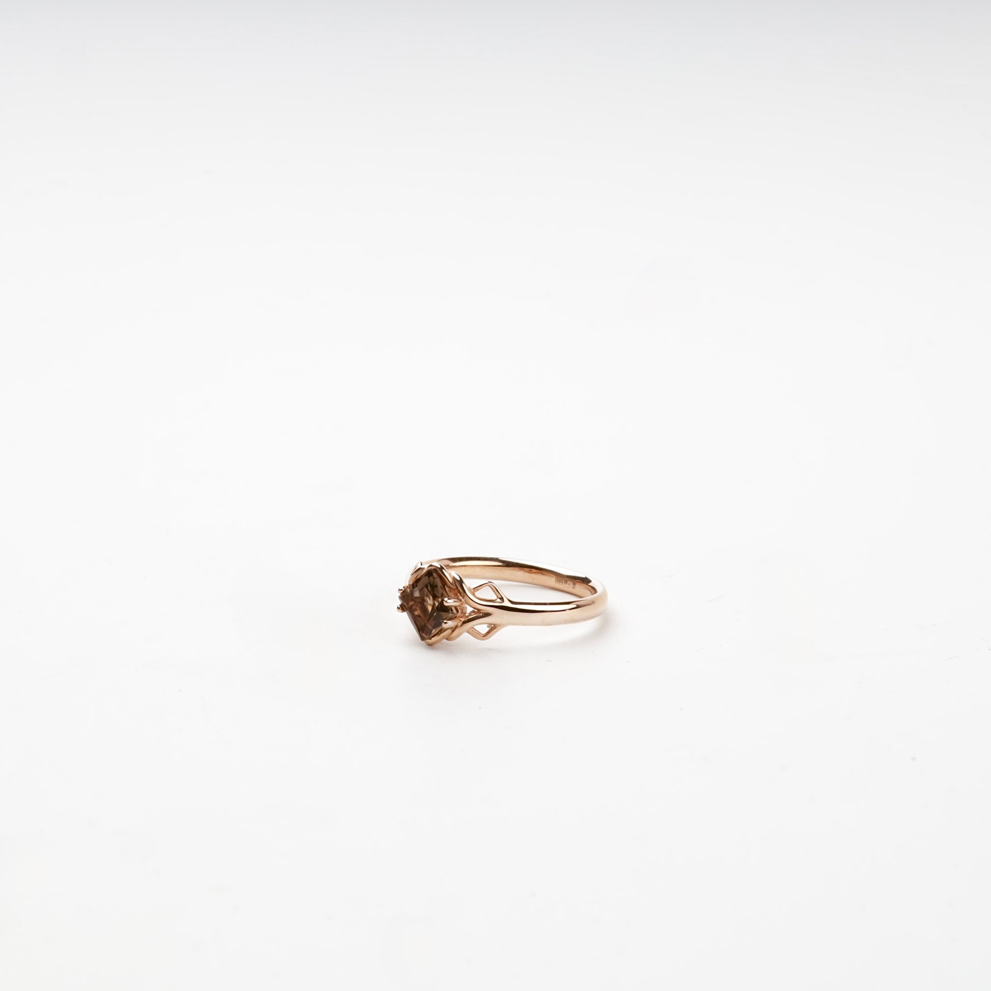 Smoky quartz ring in rose gold, front view — Kabluchka