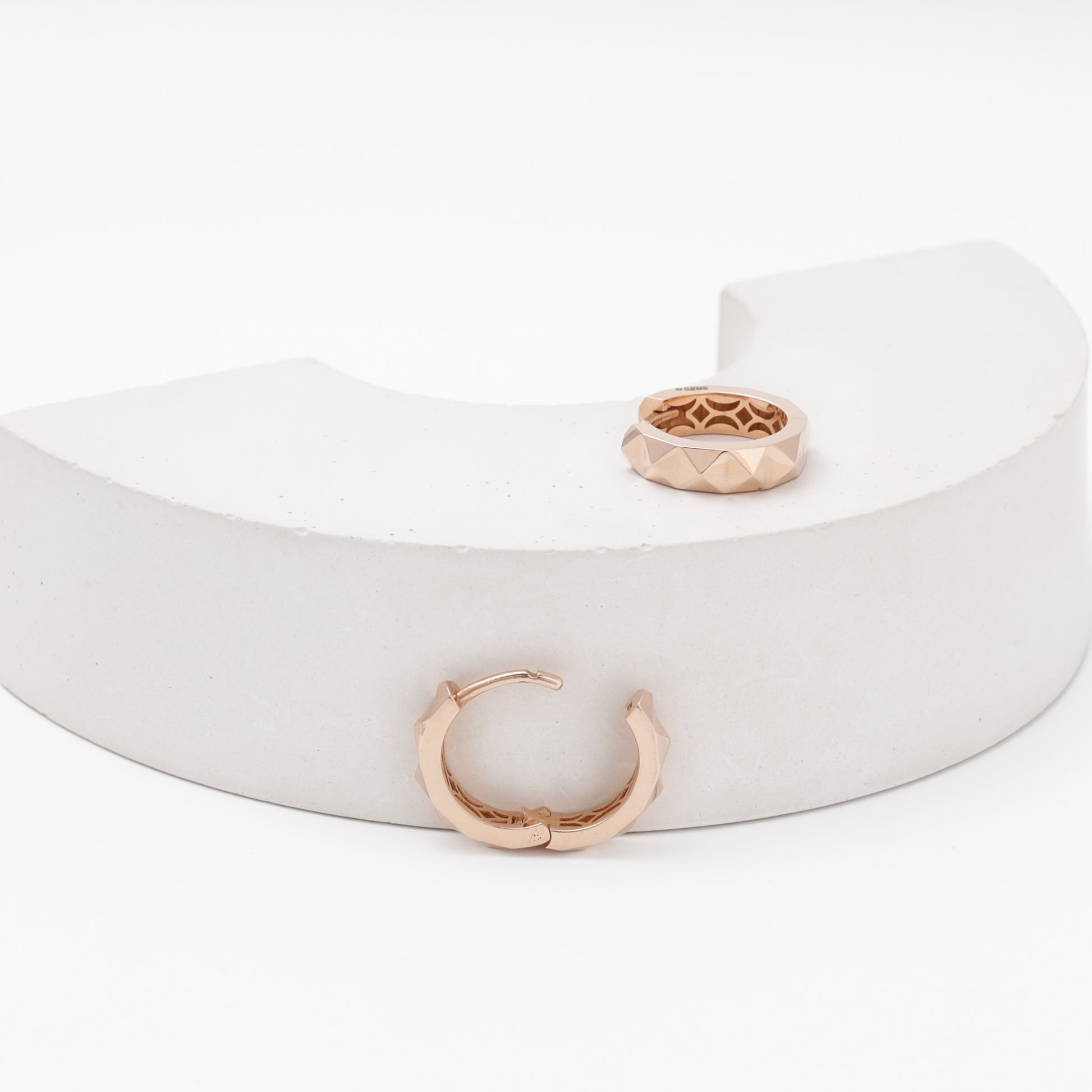 Huggie rose gold earrings inner lattice pattern detail — Kabluchka