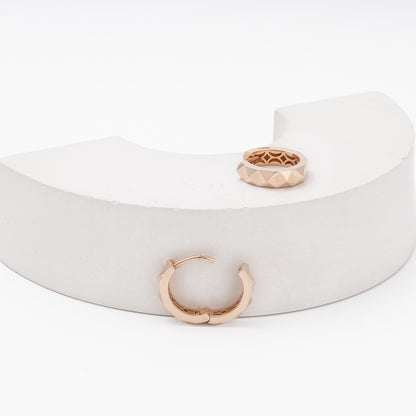 Huggie rose gold earrings inner lattice pattern detail — Kabluchka