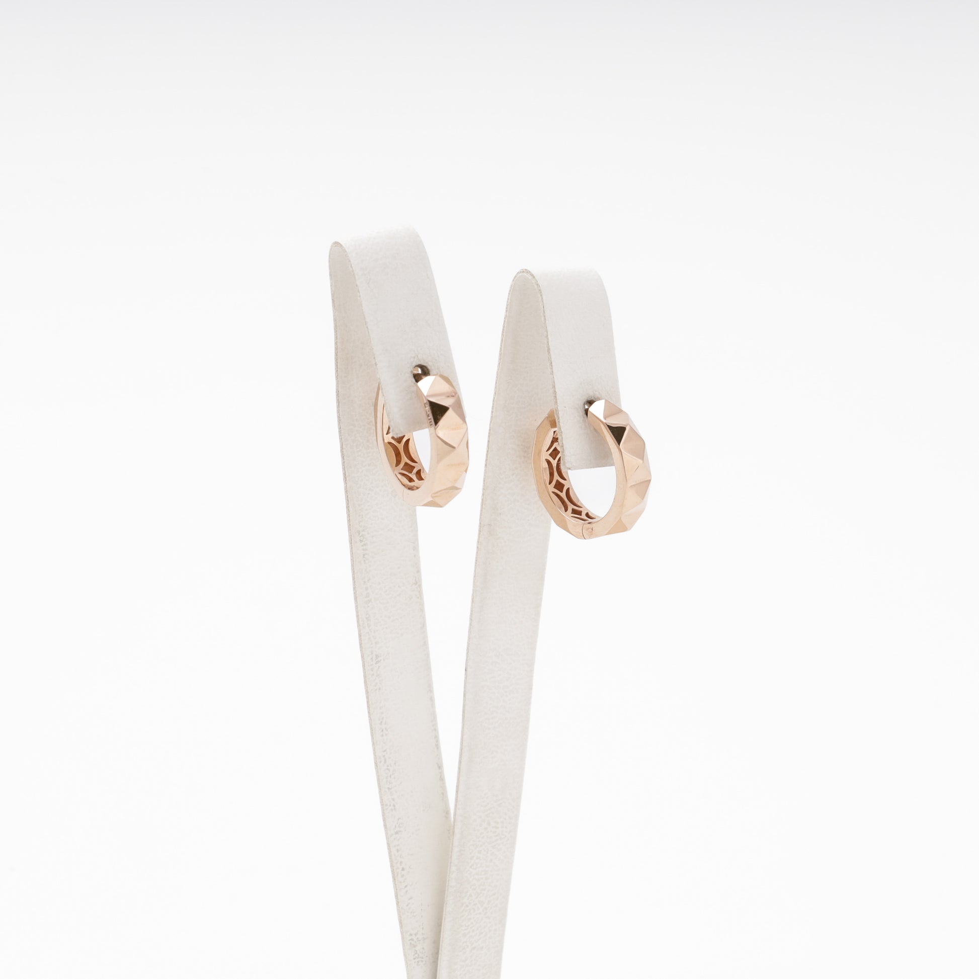 Rose gold 14K huggie earrings diamond-cut faceted hoop on stand — Kabluchka