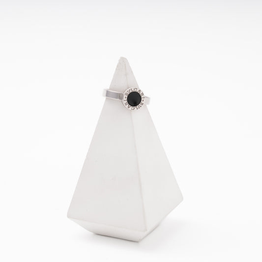 Silver ring with black enamel round top angled view — Kabluchka