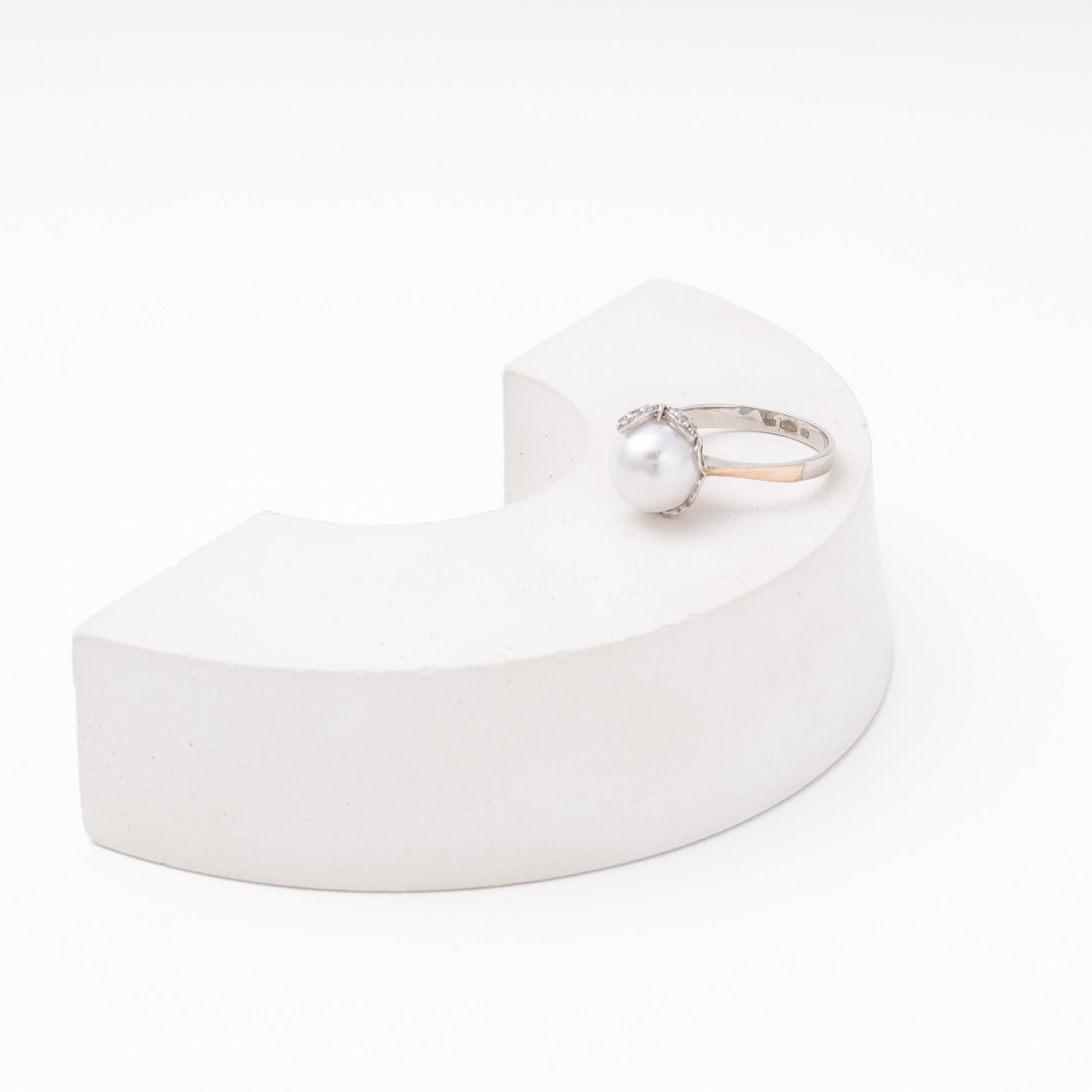 Silver 925 ring with imitation pearl and CZ floral crown — Kabluchka