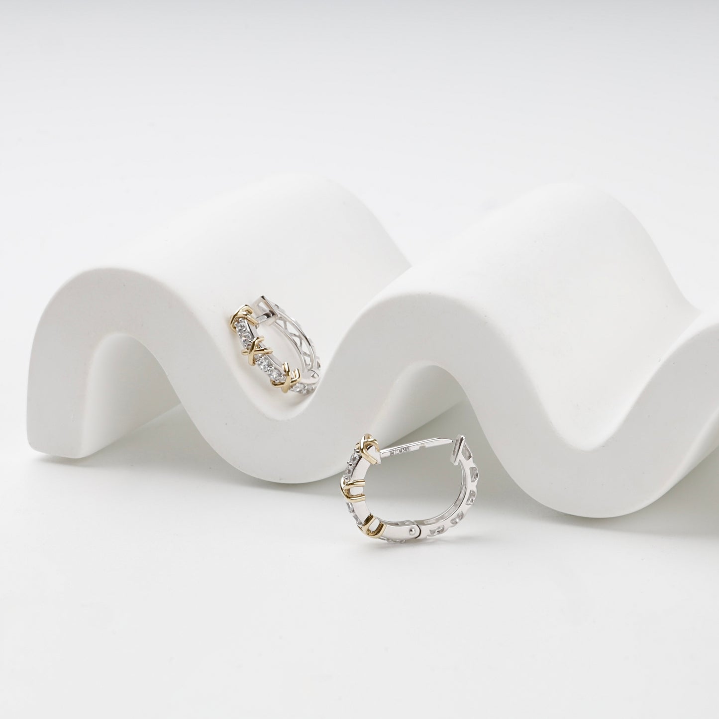 Two-tone Gold 585 huggie earrings, closure detail