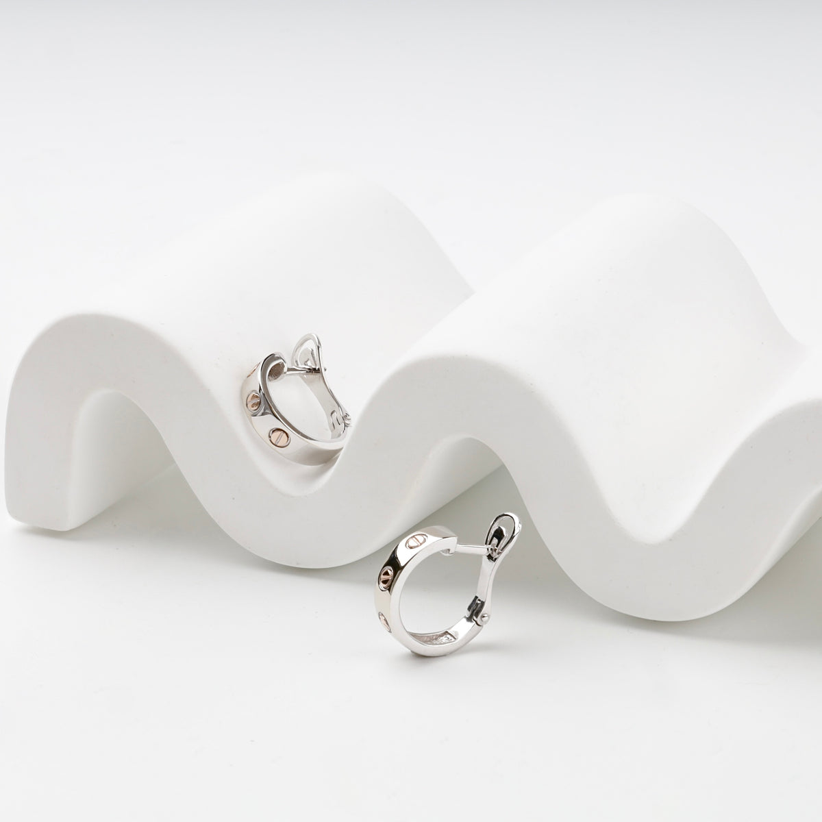 Gold 585 hoop earrings showing polished two-tone profile