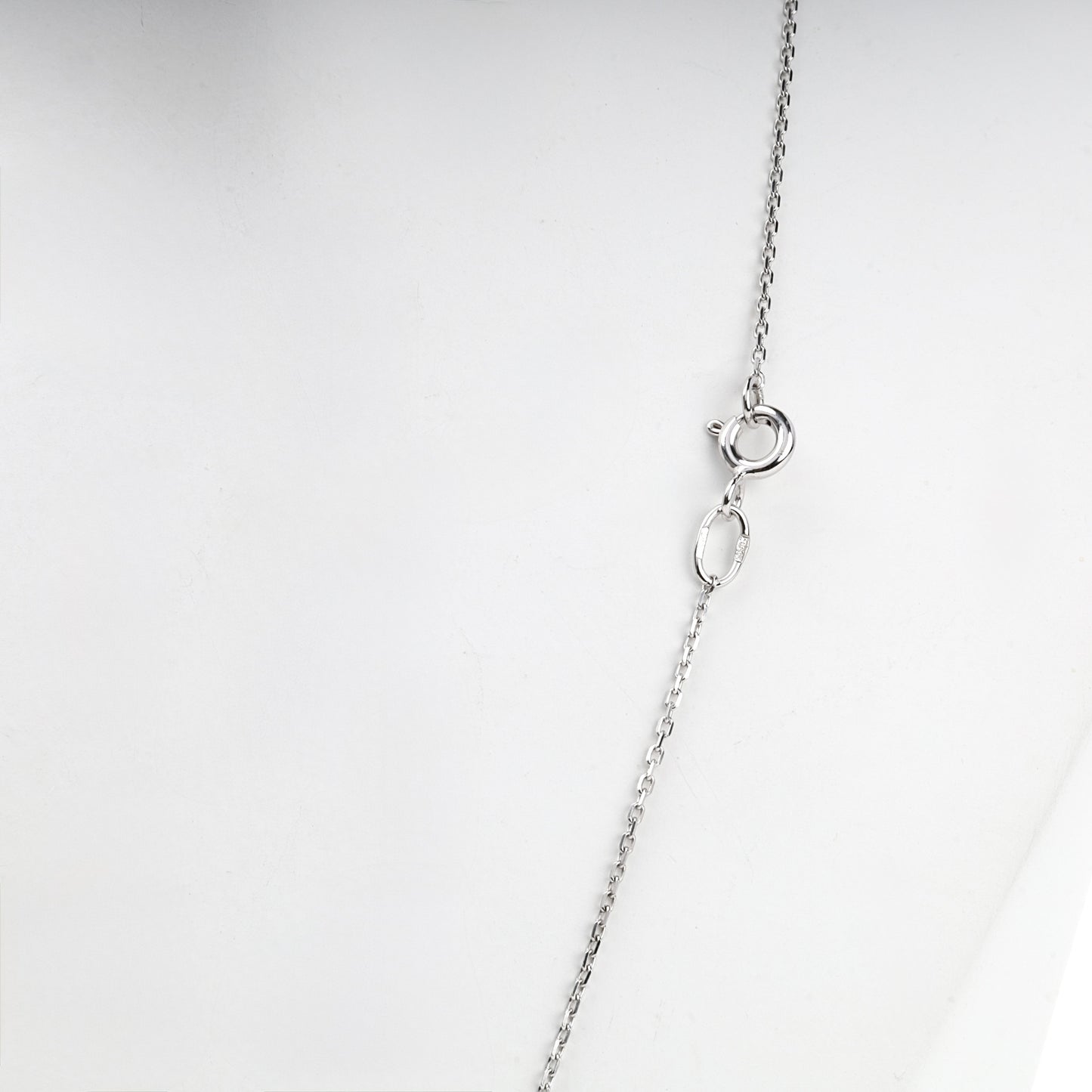 Fine white gold cable chain links, angled view