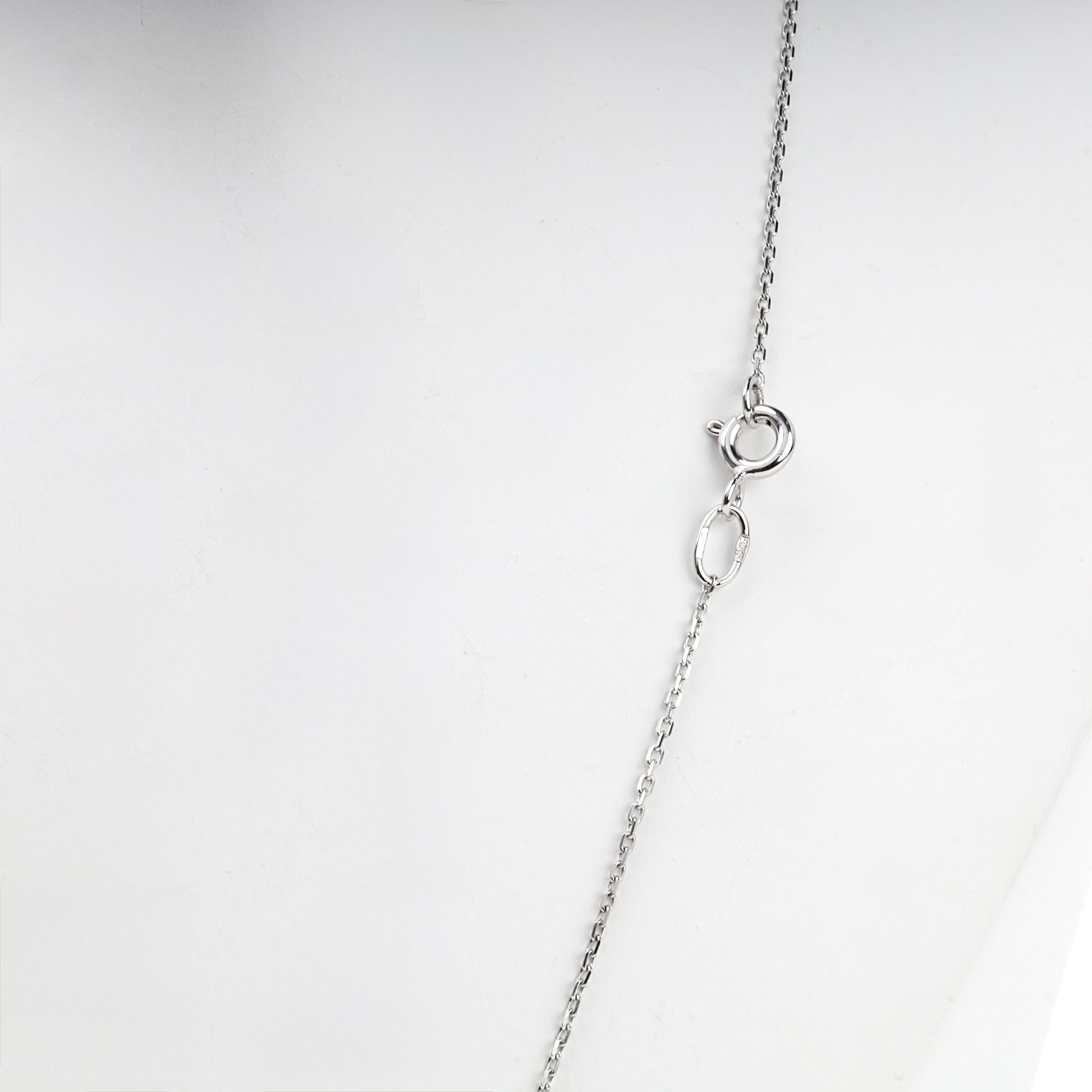 Fine white gold cable chain links, angled view