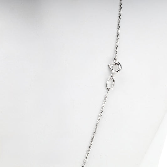 Fine white gold cable chain links, angled view