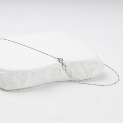 Fine cable links and clasp detail in White Gold 14K