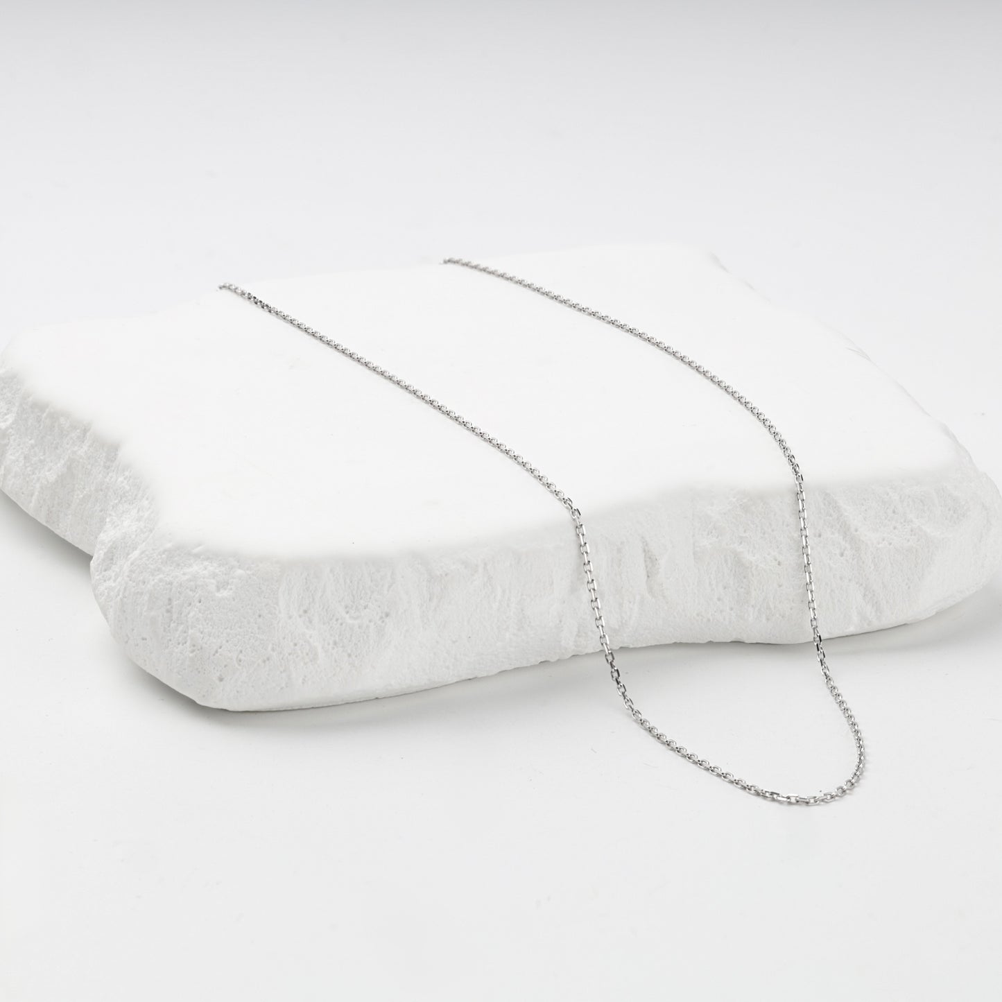 Spring-ring clasp on a fine white gold chain