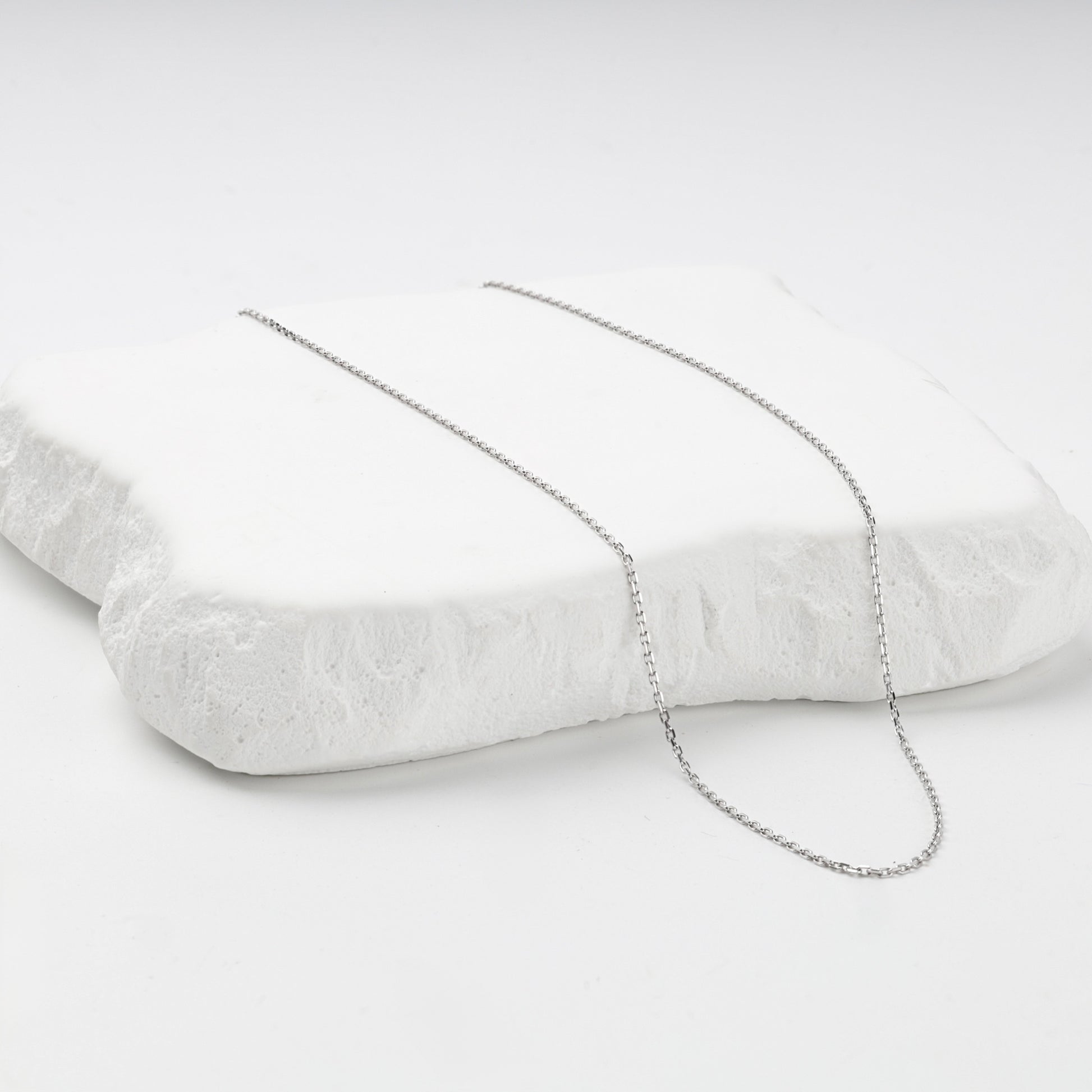 Spring-ring clasp on a fine white gold chain
