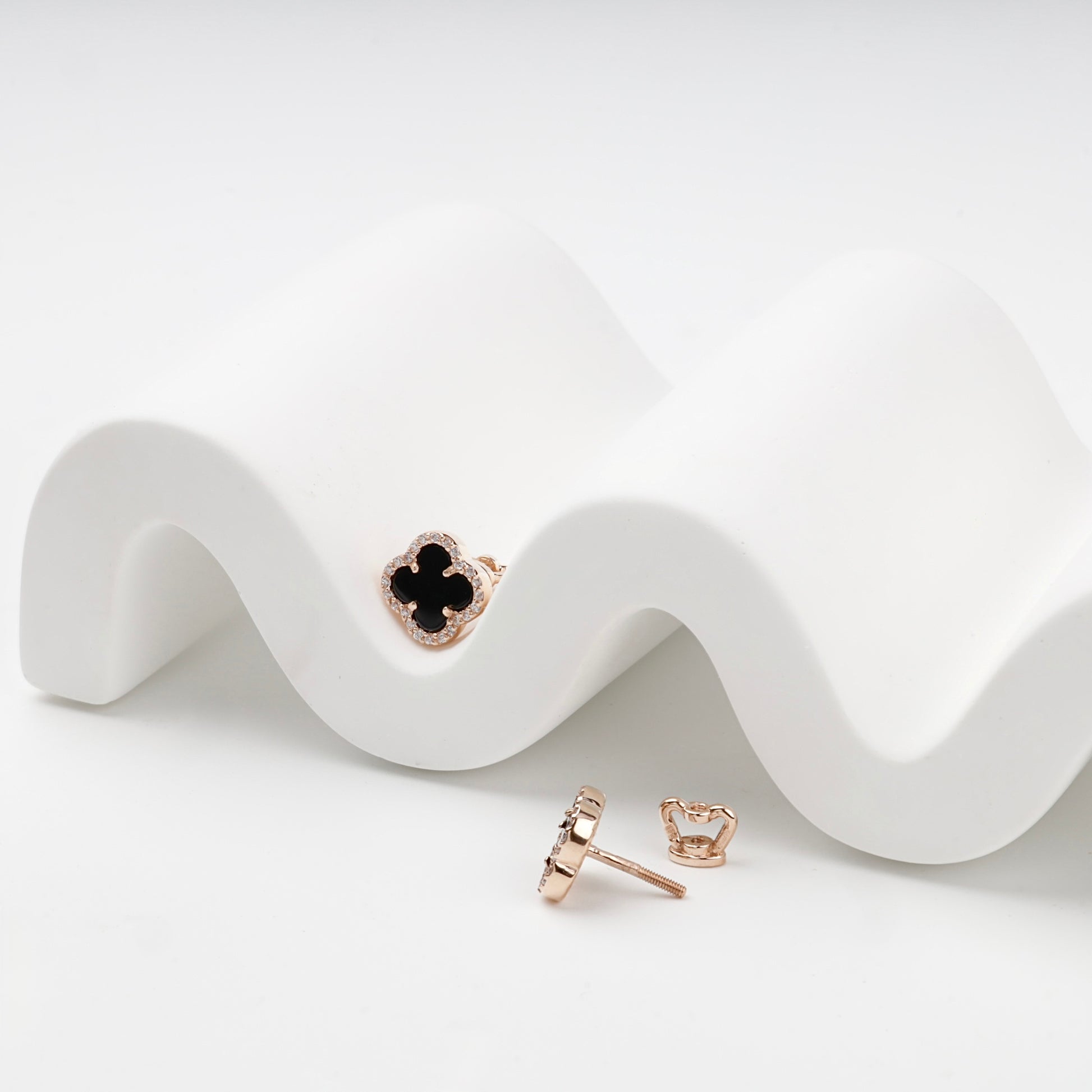 Screw-back closure on Rose Gold clover stud earrings — Kabluchka