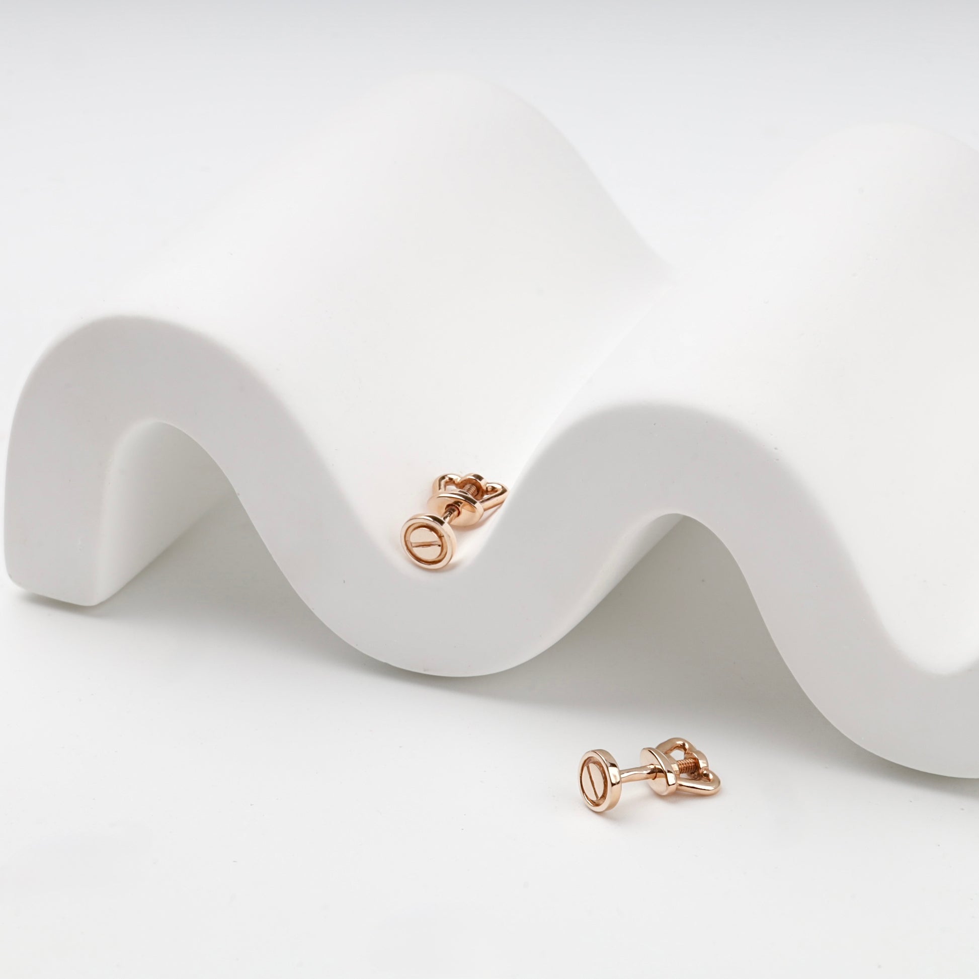 Round polished gold stud earrings detail view — Kabluchka
