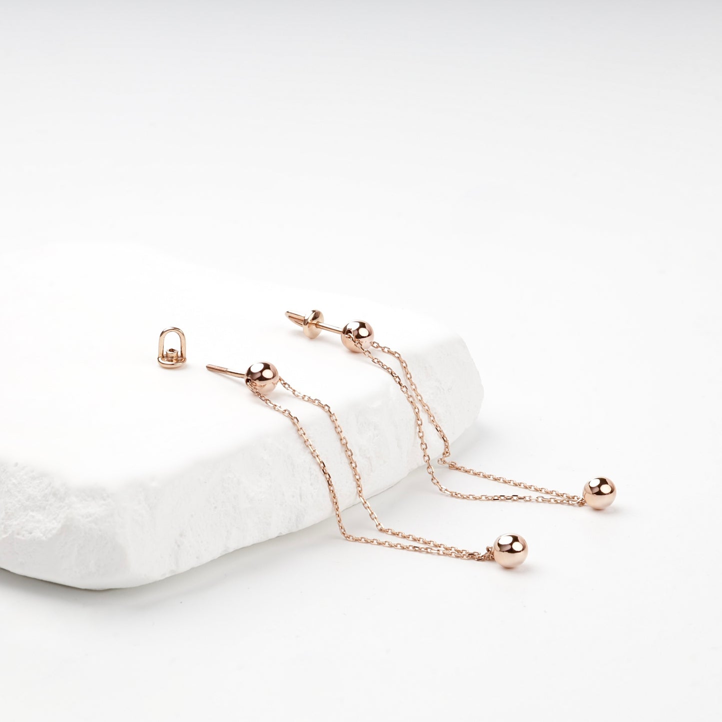 Rose Gold 585 polished ball chain earrings close-up — Kabluchka