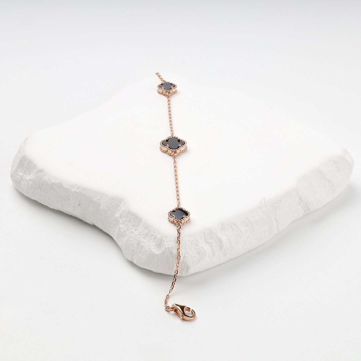 Three-clover rose gold onyx bracelet, full view — Kabluchka