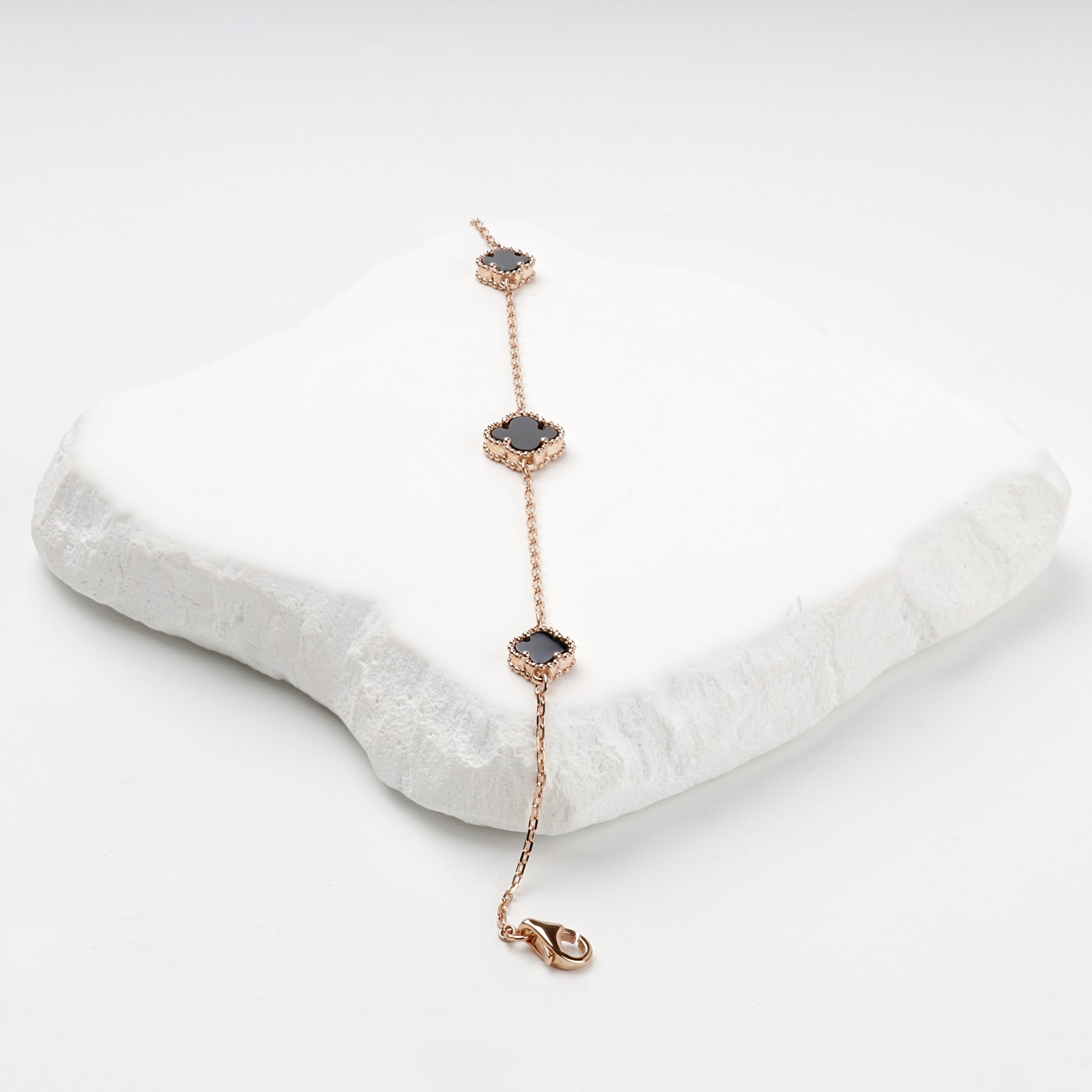 Three-clover rose gold onyx bracelet, full view — Kabluchka