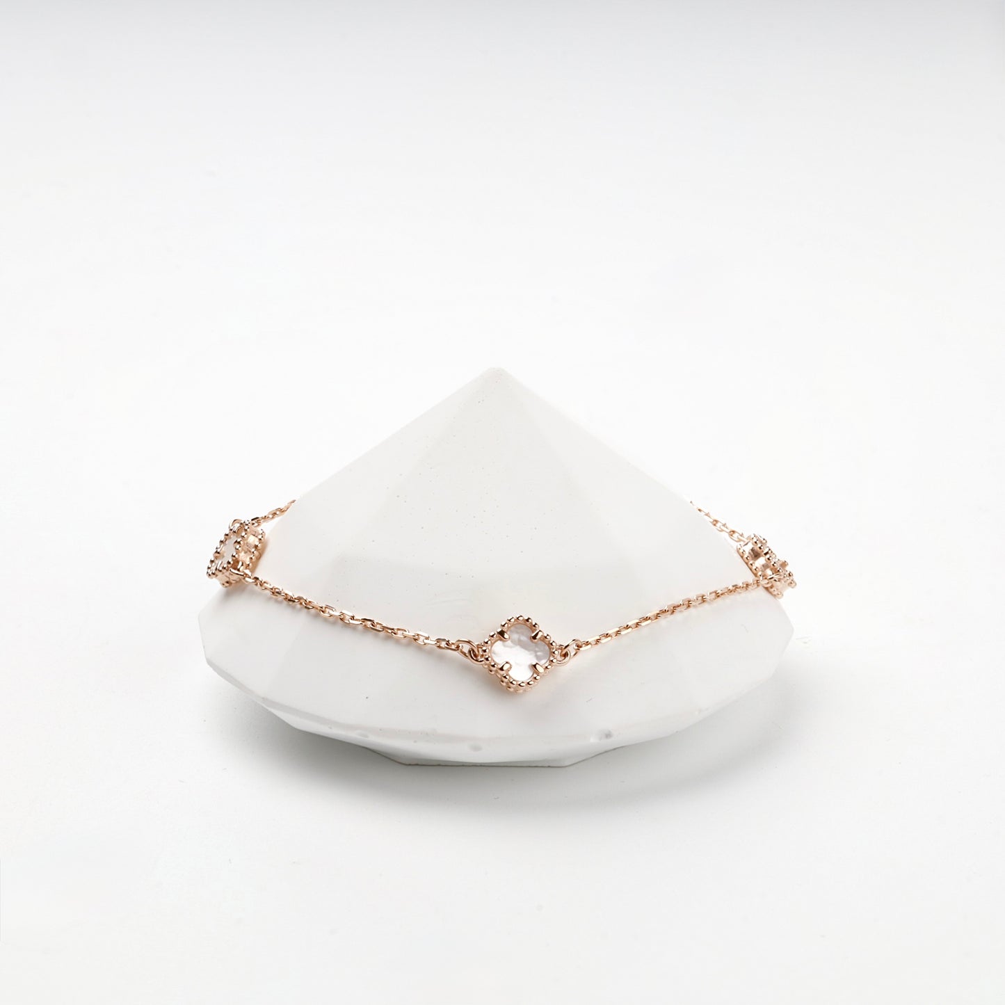 Delicate mother-of-pearl bracelet on display — Kabluchka