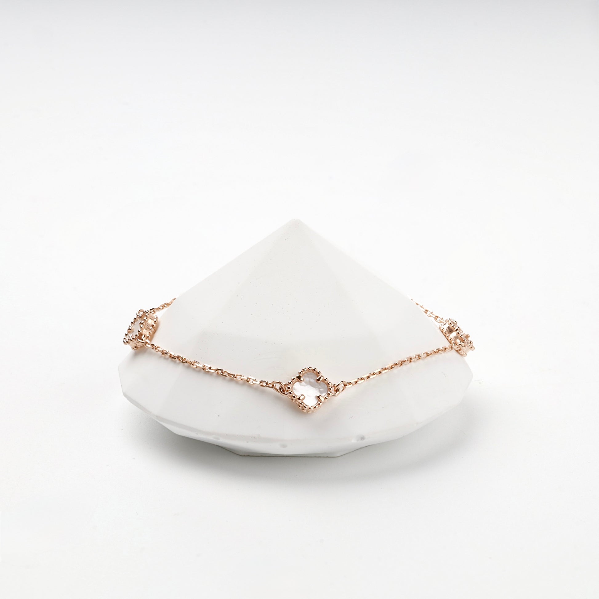 Delicate mother-of-pearl bracelet on display — Kabluchka