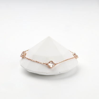 Delicate mother-of-pearl bracelet on display — Kabluchka