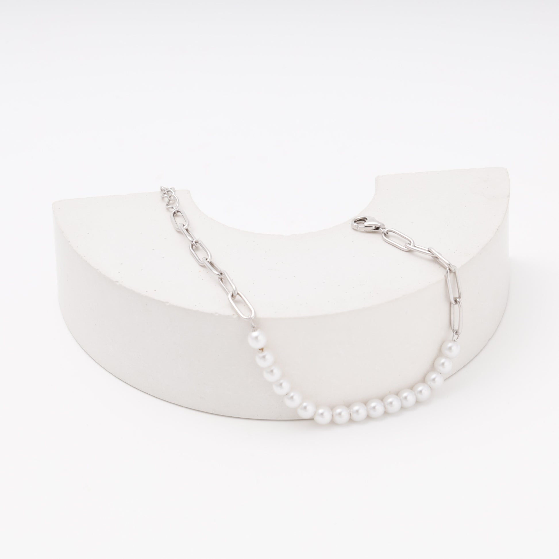 Silver 925 pearl and chain bracelet on display — Kabluchka