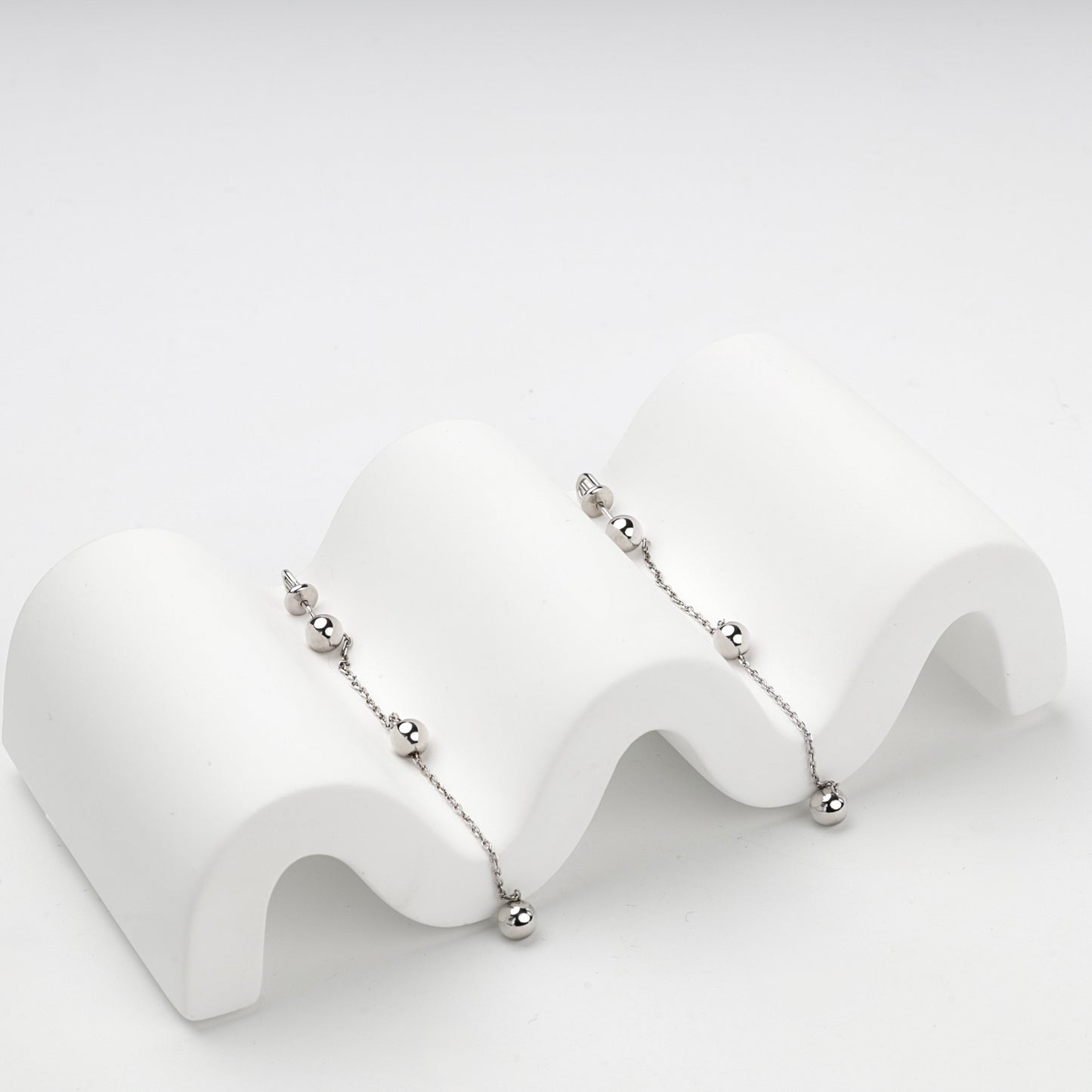Silver 925 ball chain threader earrings on sculpted display — Kabluchka