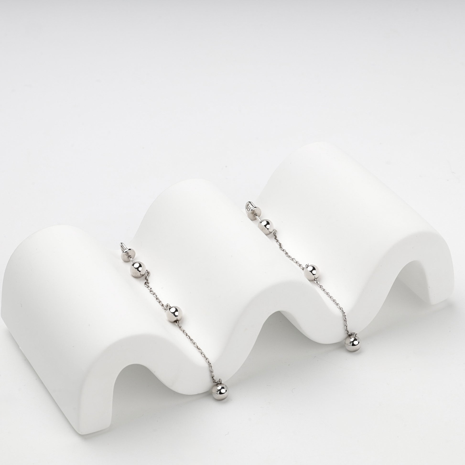 Silver 925 ball chain threader earrings on sculpted display — Kabluchka