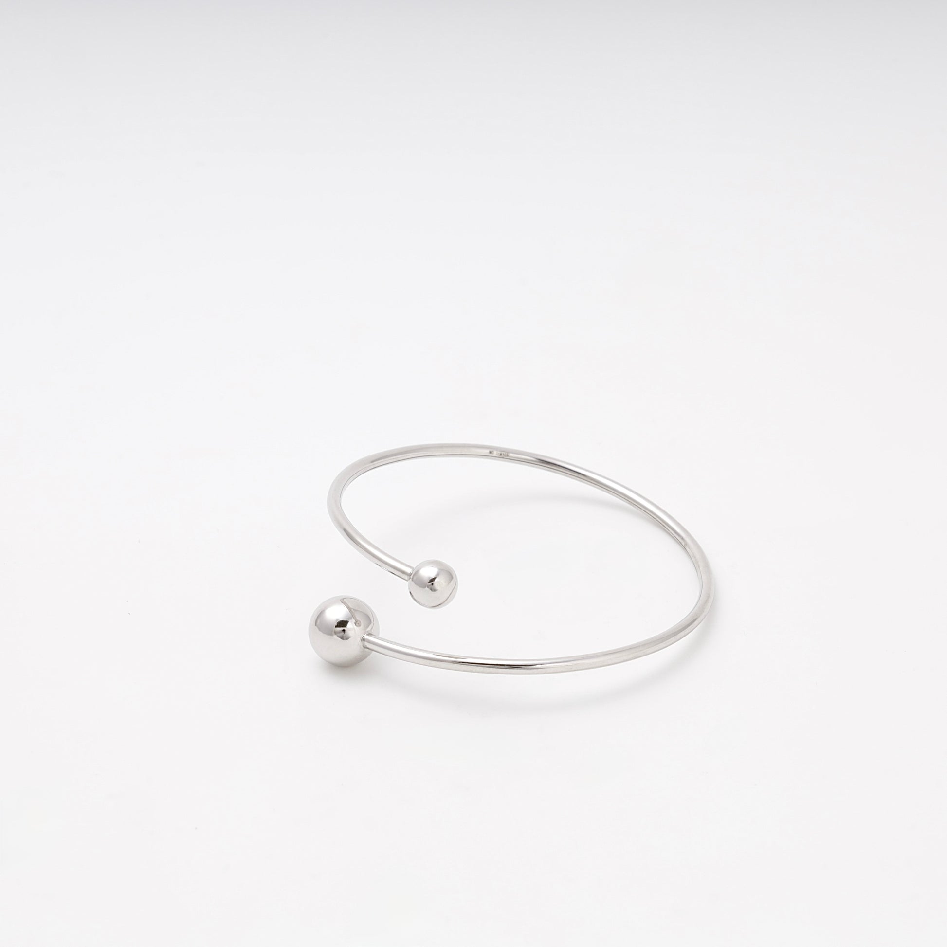 Silver 925 open bangle bracelet with ball ends, detail — Kabluchka