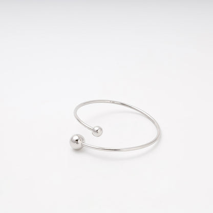 Silver 925 open bangle bracelet with ball ends, detail — Kabluchka