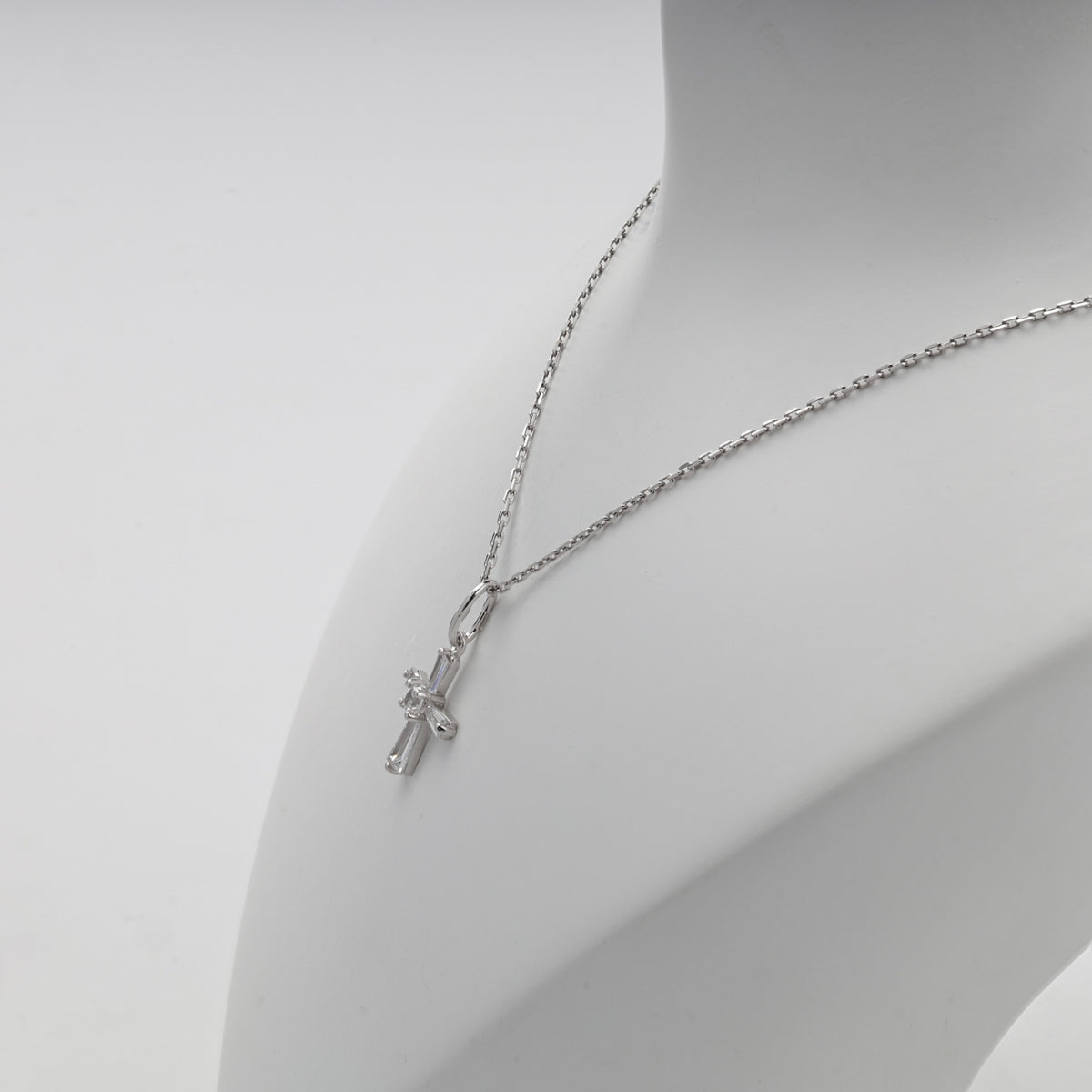 Silver 925 geometric cross pendant — side detail — Kabluchka