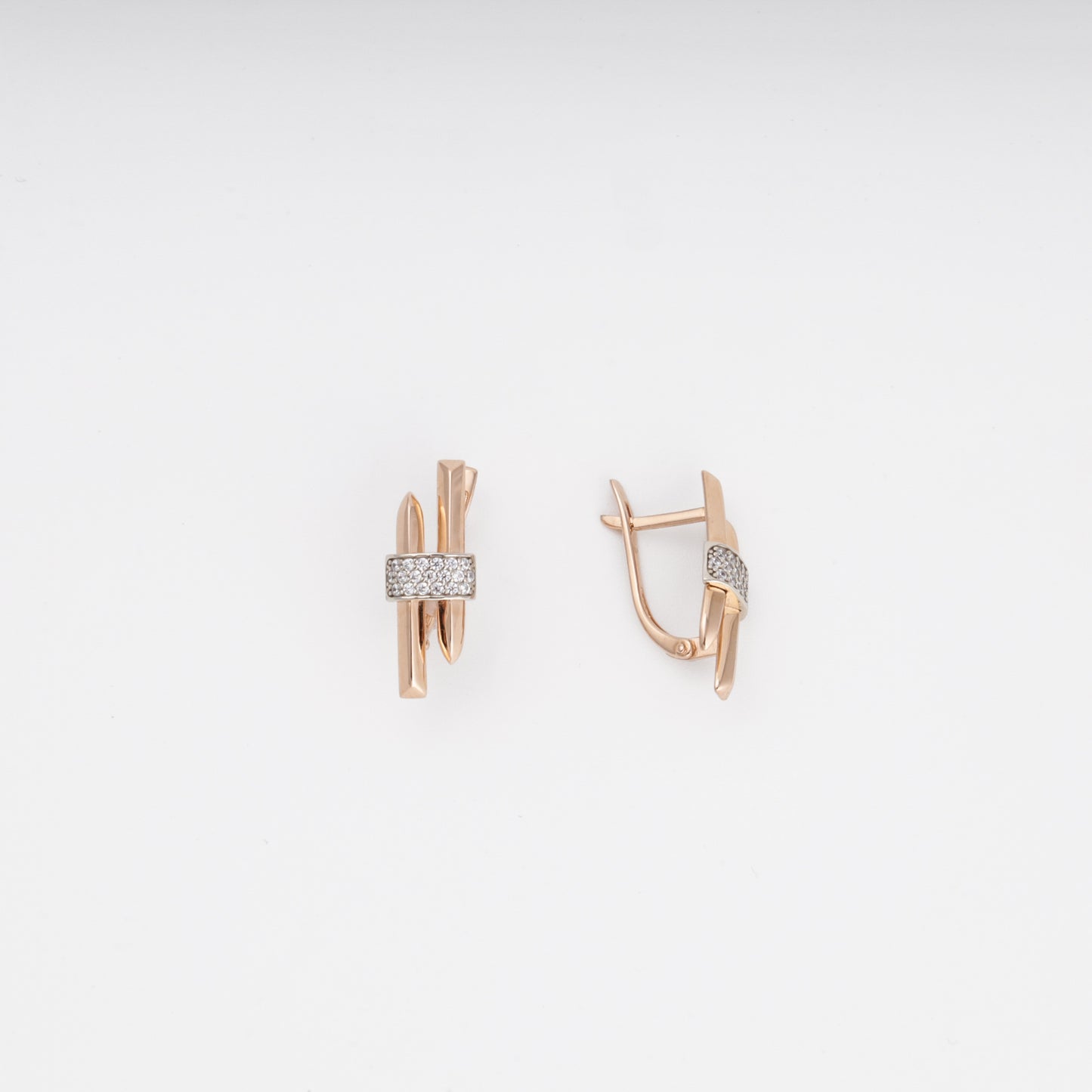 Gold earrings parallel bars with zirconia — Kabluchka