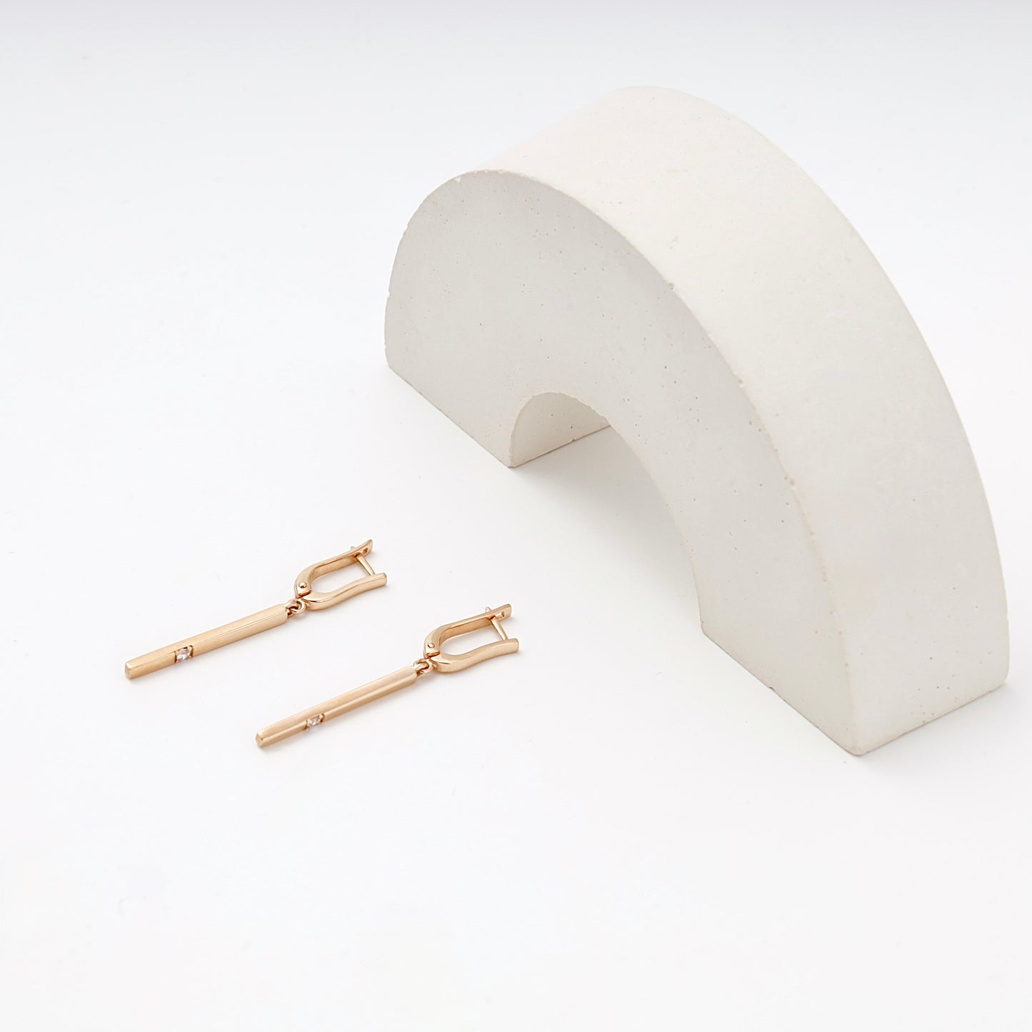 Rose Gold bar drop earrings side view — Kabluchka