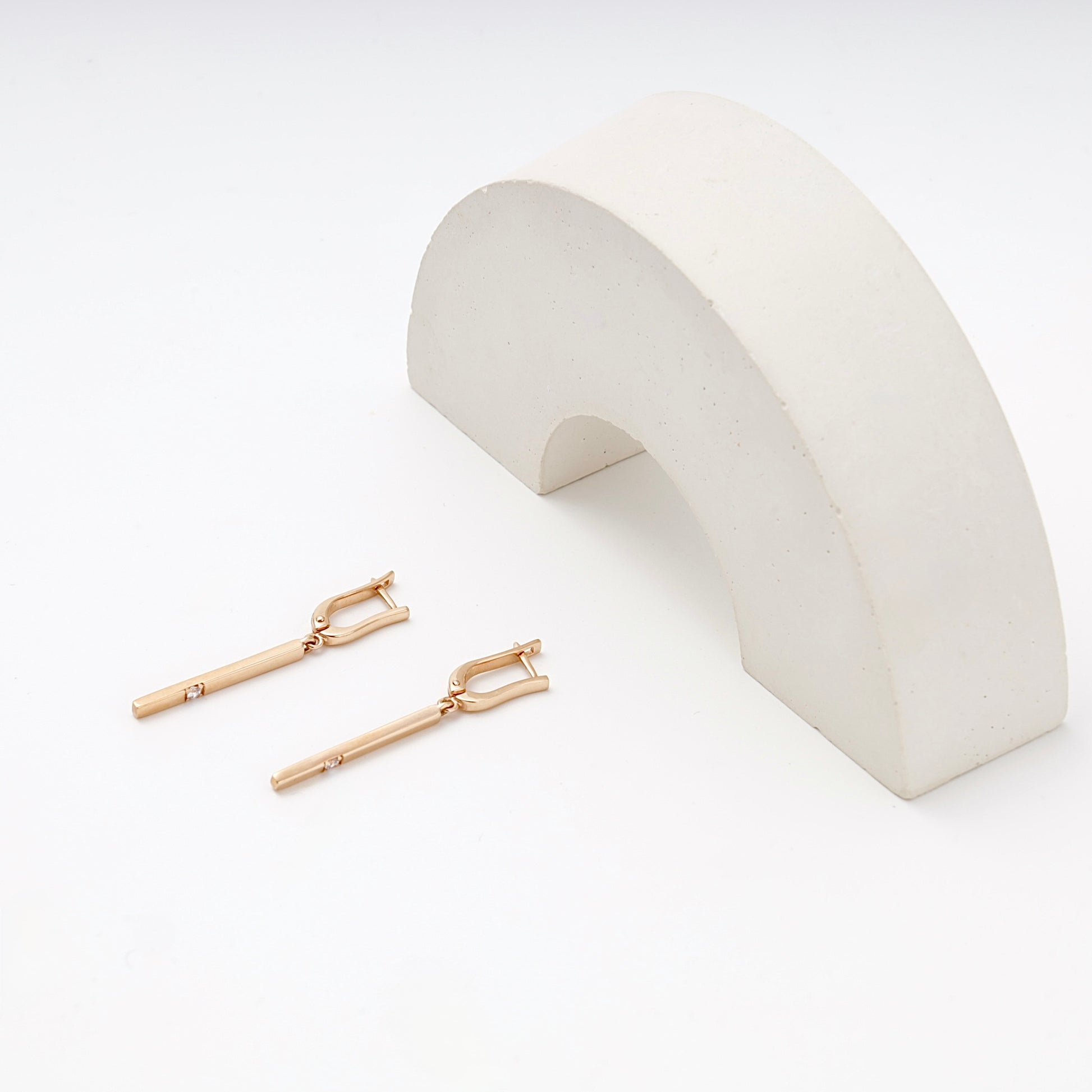 Rose Gold bar drop earrings side view — Kabluchka
