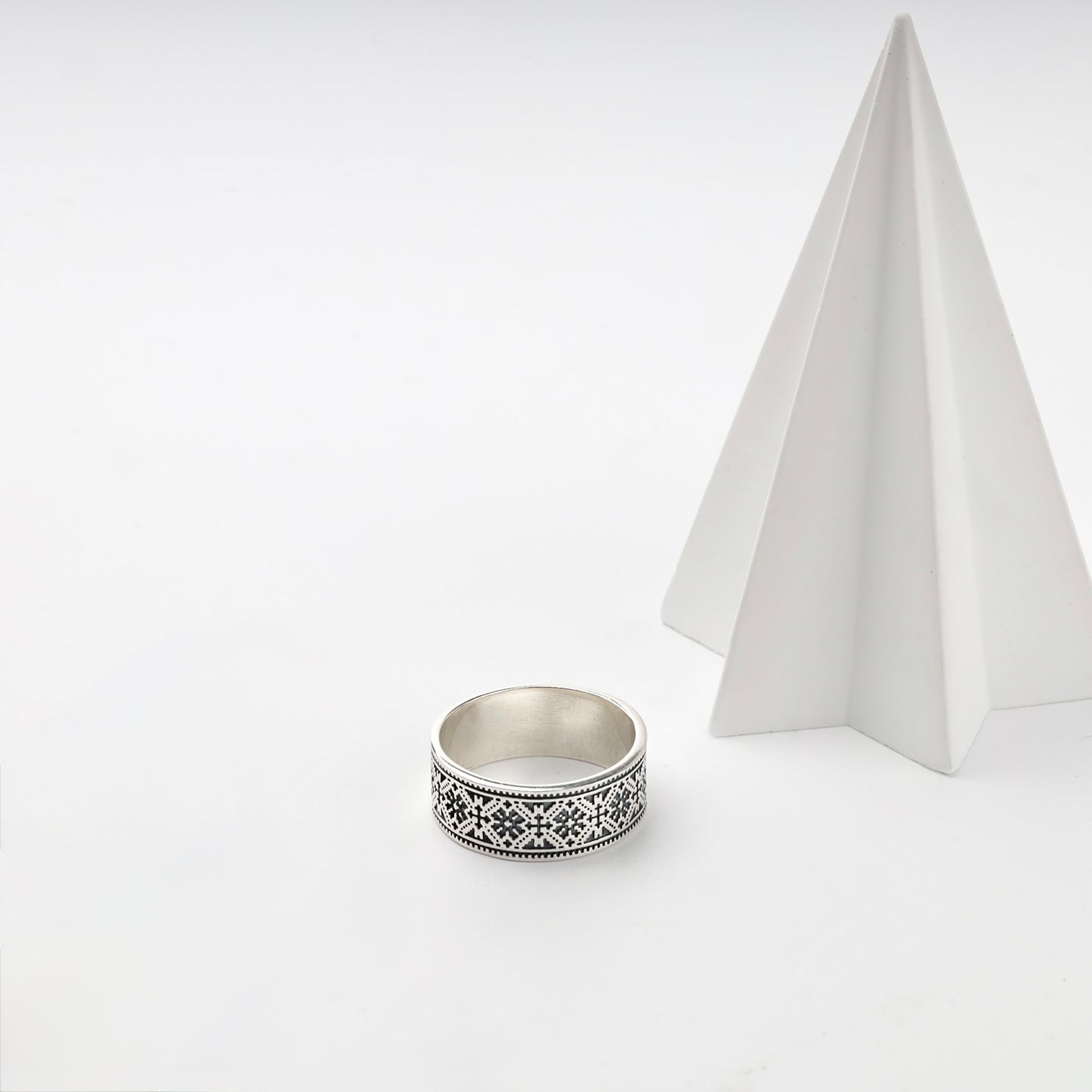 Silver 925 patterned band ring, angled view