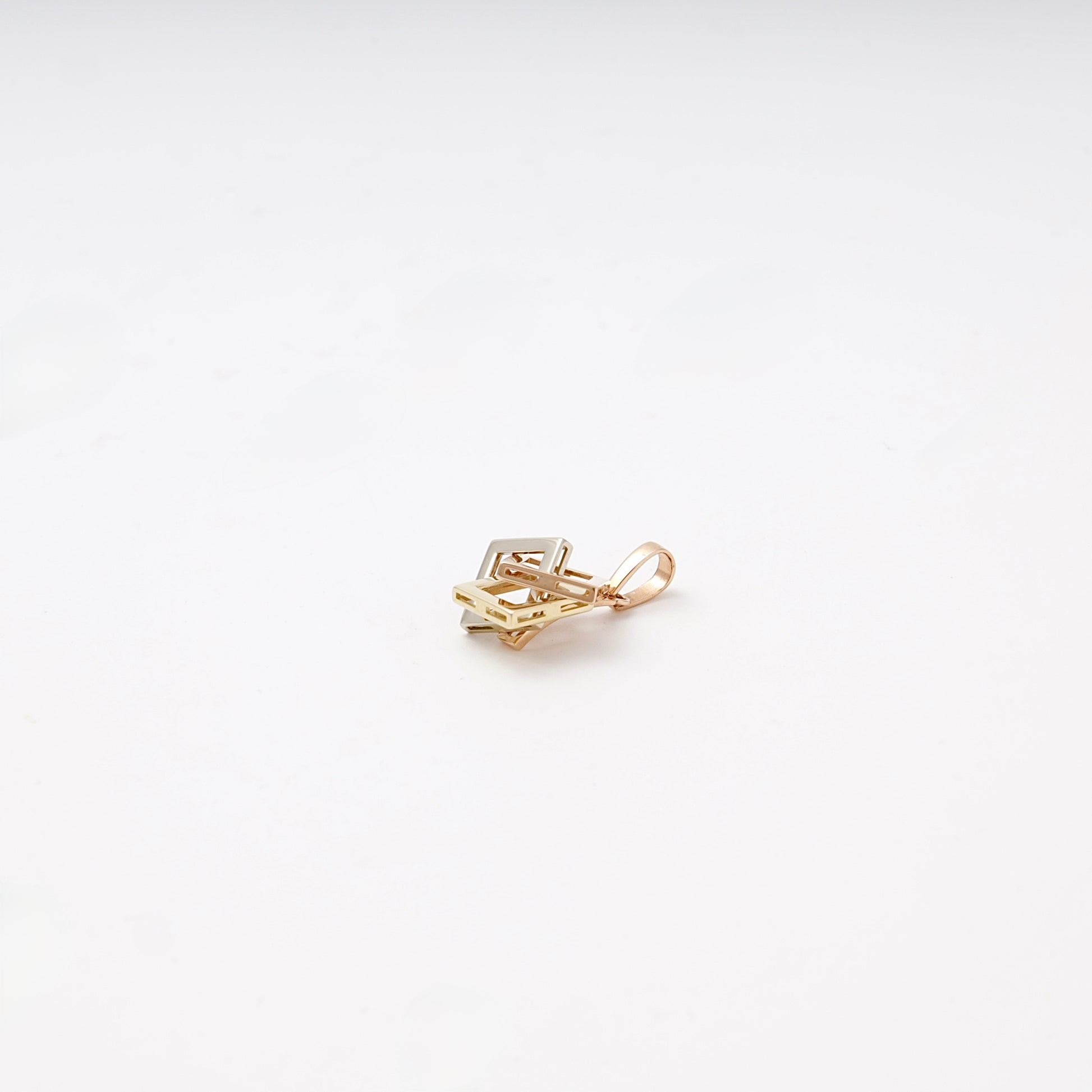 Gold 585 three-tone cube pendant, side view — Kabluchka