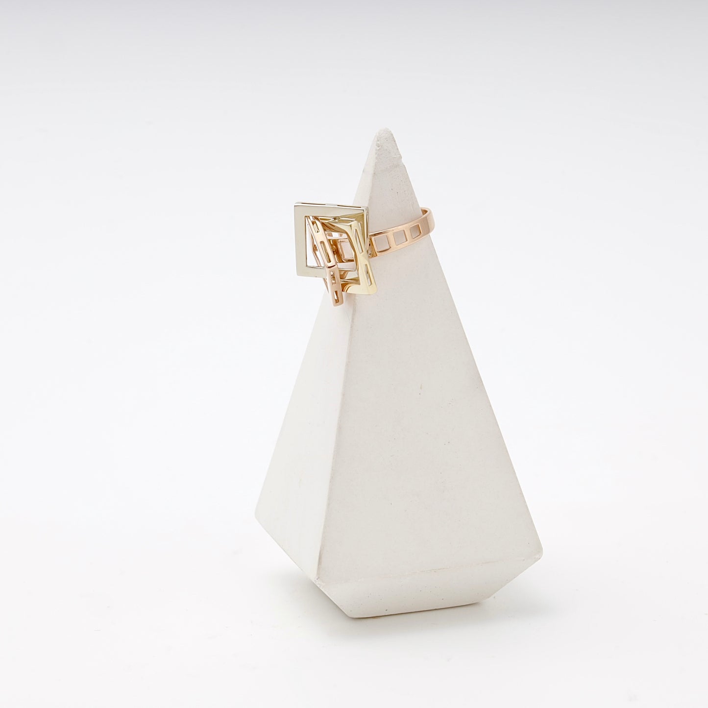 Gold 585 three-tone cube ring with openwork band — Kabluchka