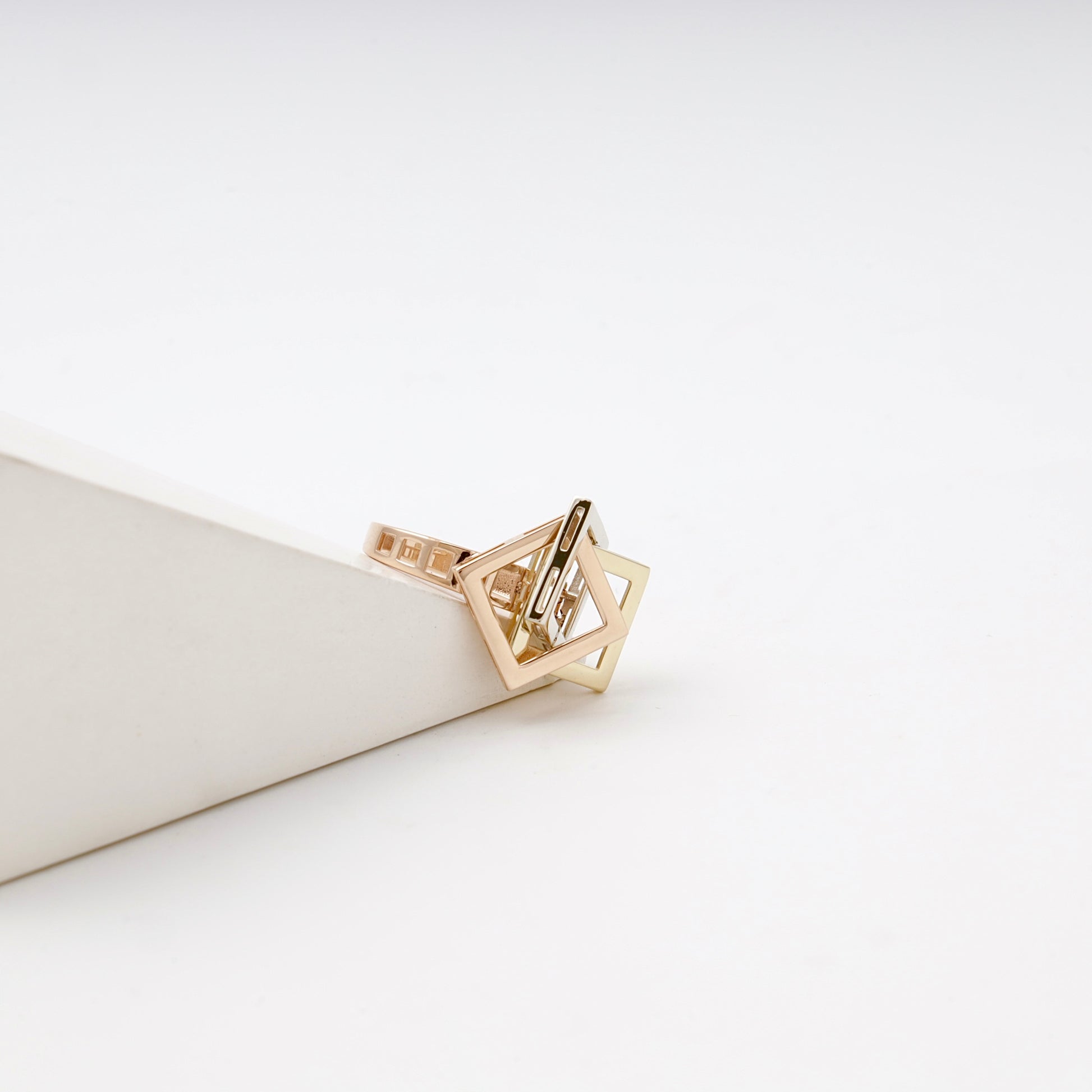 Gold 585 three-tone geometric cube ring detail — Kabluchka