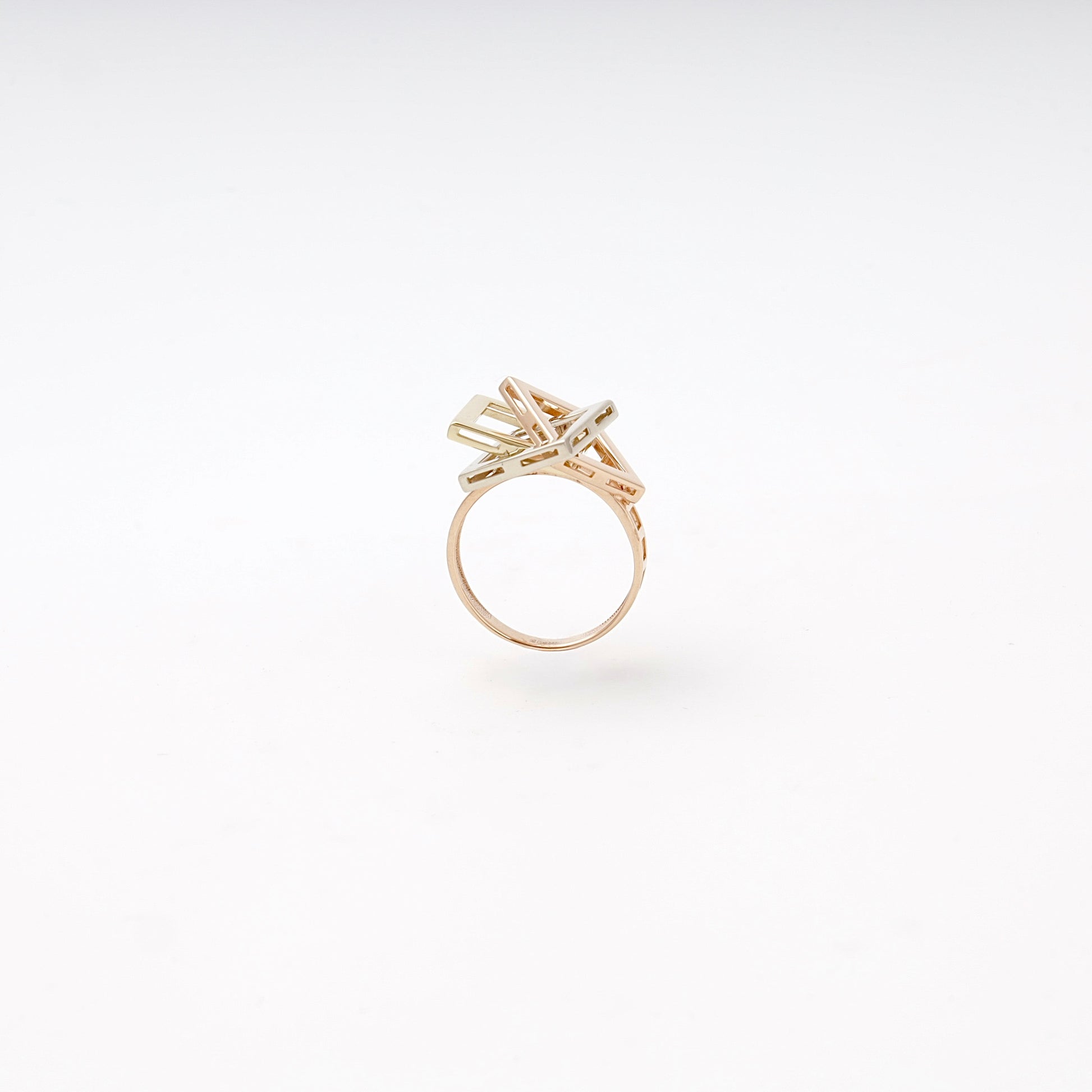 Gold 585 three-tone cube ring, side view — Kabluchka