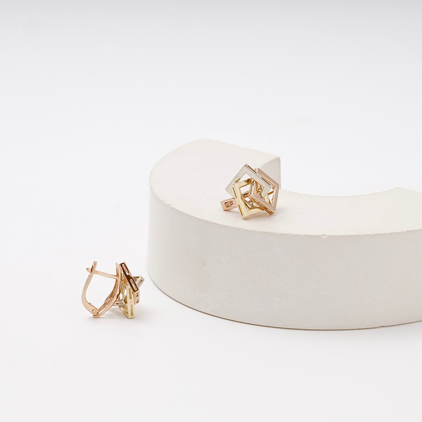 Gold 585 three-tone cube earrings with English lock — Kabluchka